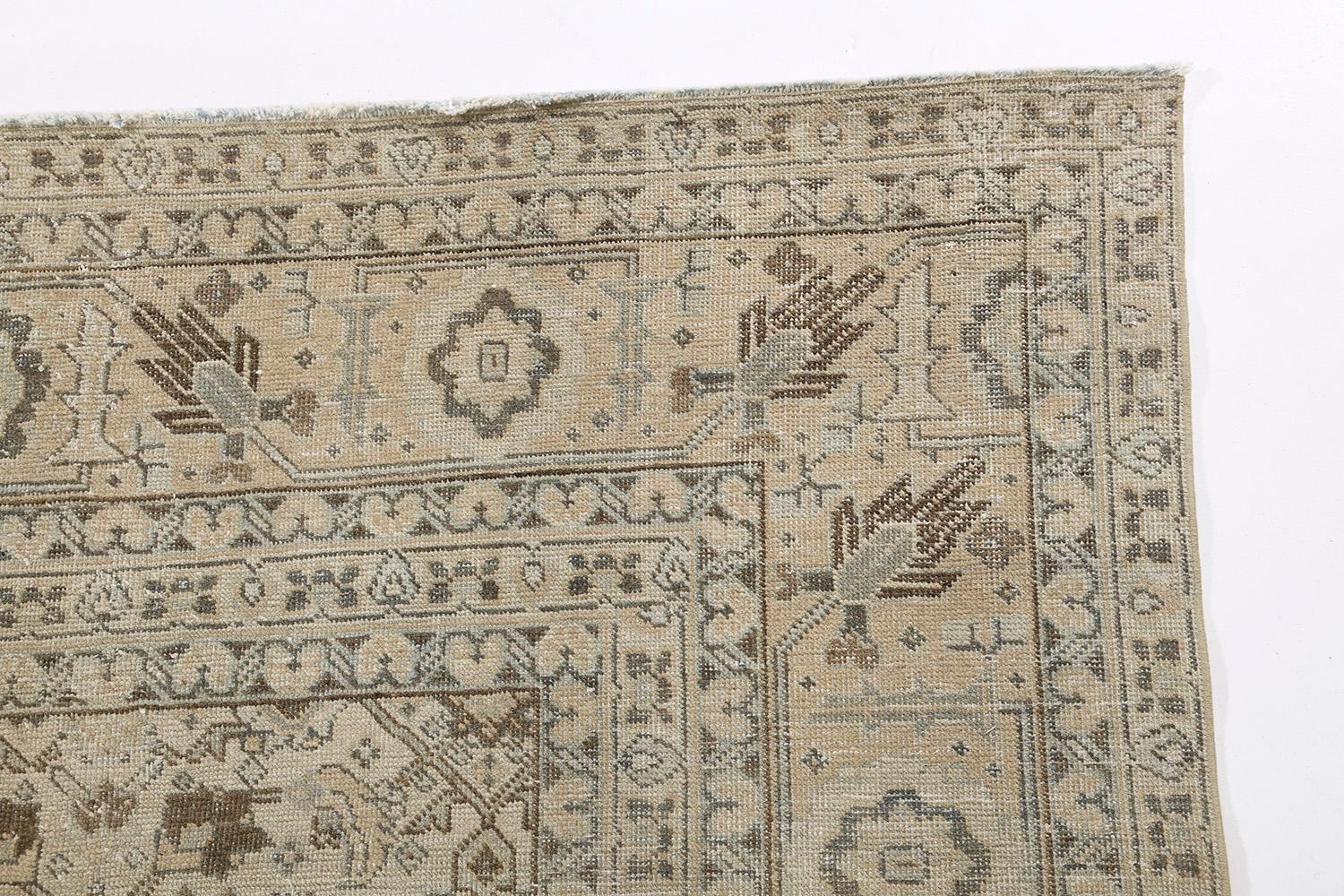 Tapis persan ancien Tabriz par Mehraban Bon état - En vente à WEST HOLLYWOOD, CA