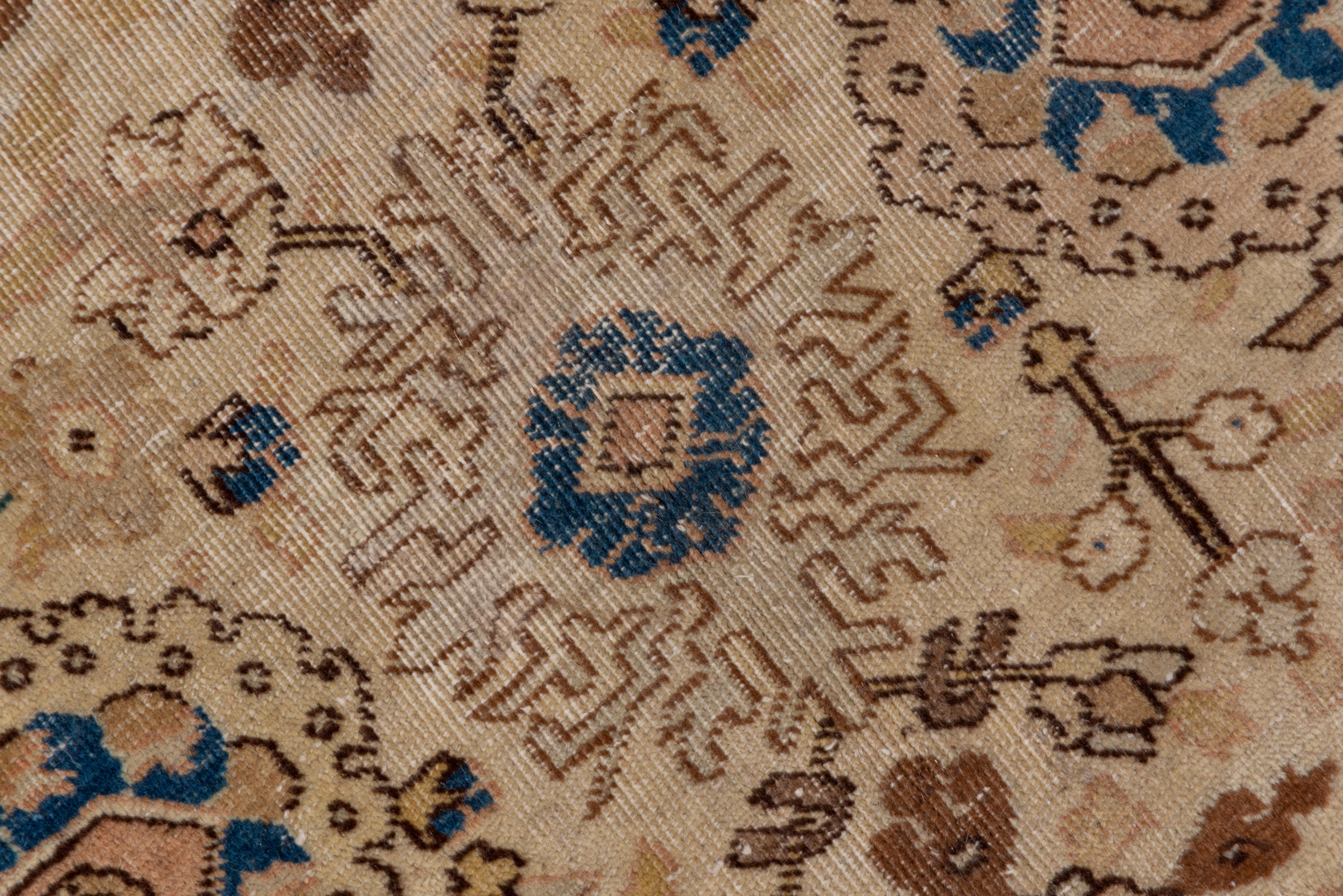 Das warme Feld aus altem Elfenbein ist mit einer detailgetreuen Wiedergabe des traditionellen Avshan-Musters aus gezackten und gelappten Palmetten, 