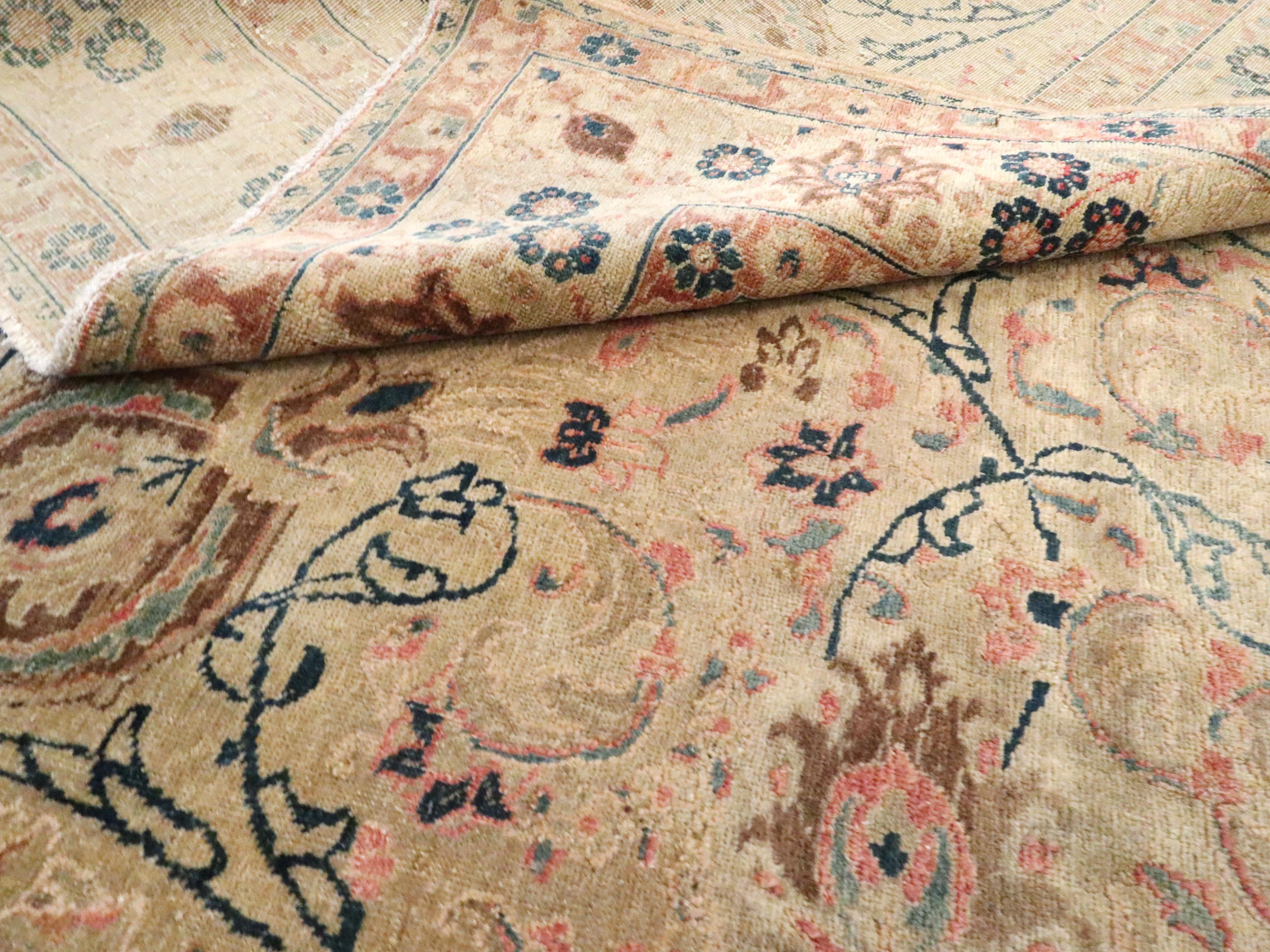 Tapis persan ancien de Tabriz en vente 4