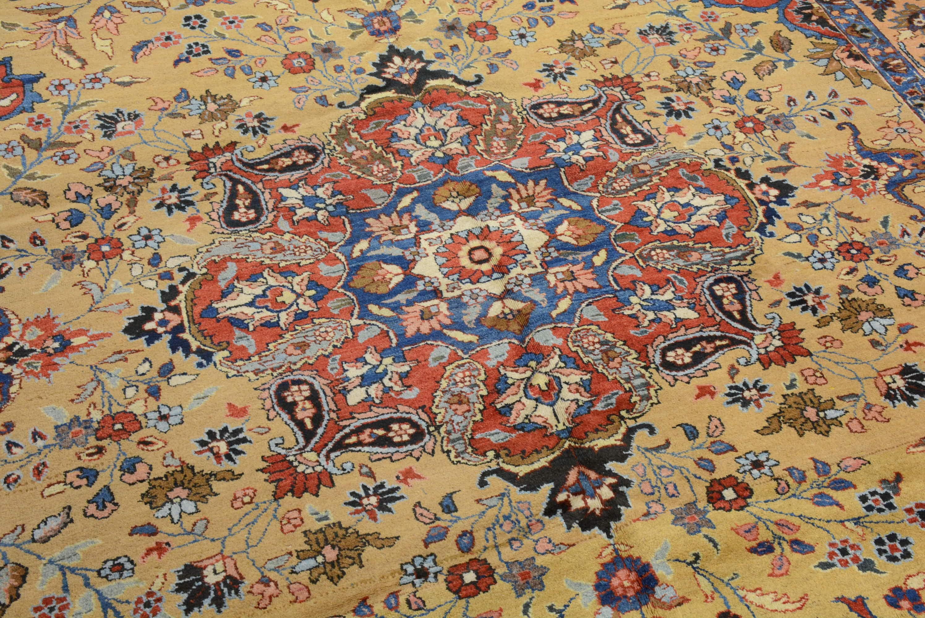 La città di Tabriz, nel nord-ovest della Persia, è riconosciuta come il centro della rinascita dell'industria del tappeto alla fine del XIX secolo. I mercanti di quest'area erano ben consapevoli della richiesta di oggetti decorativi mediorientali da