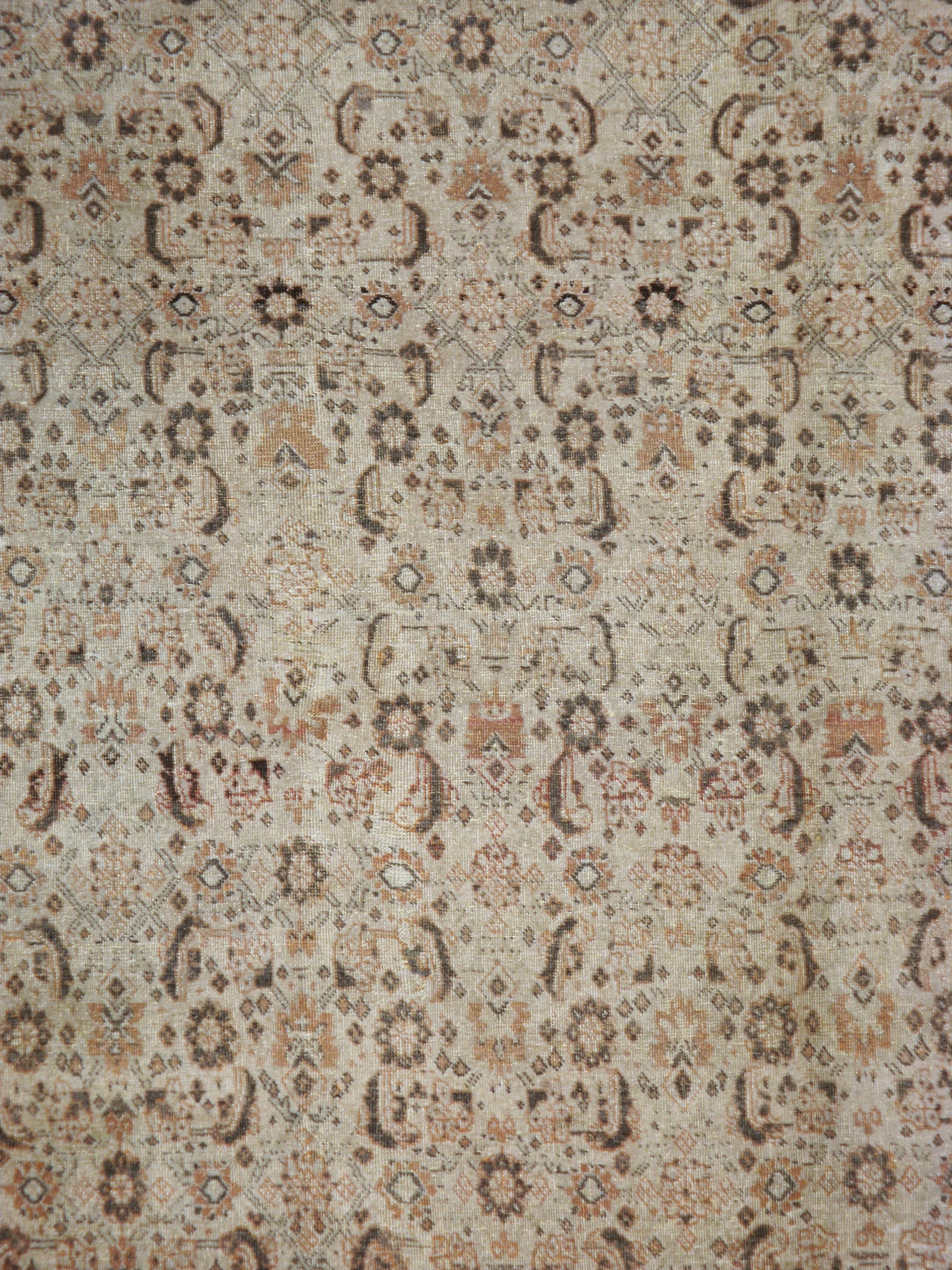 Un tapis persan antique de Tabriz du début du 20e siècle.