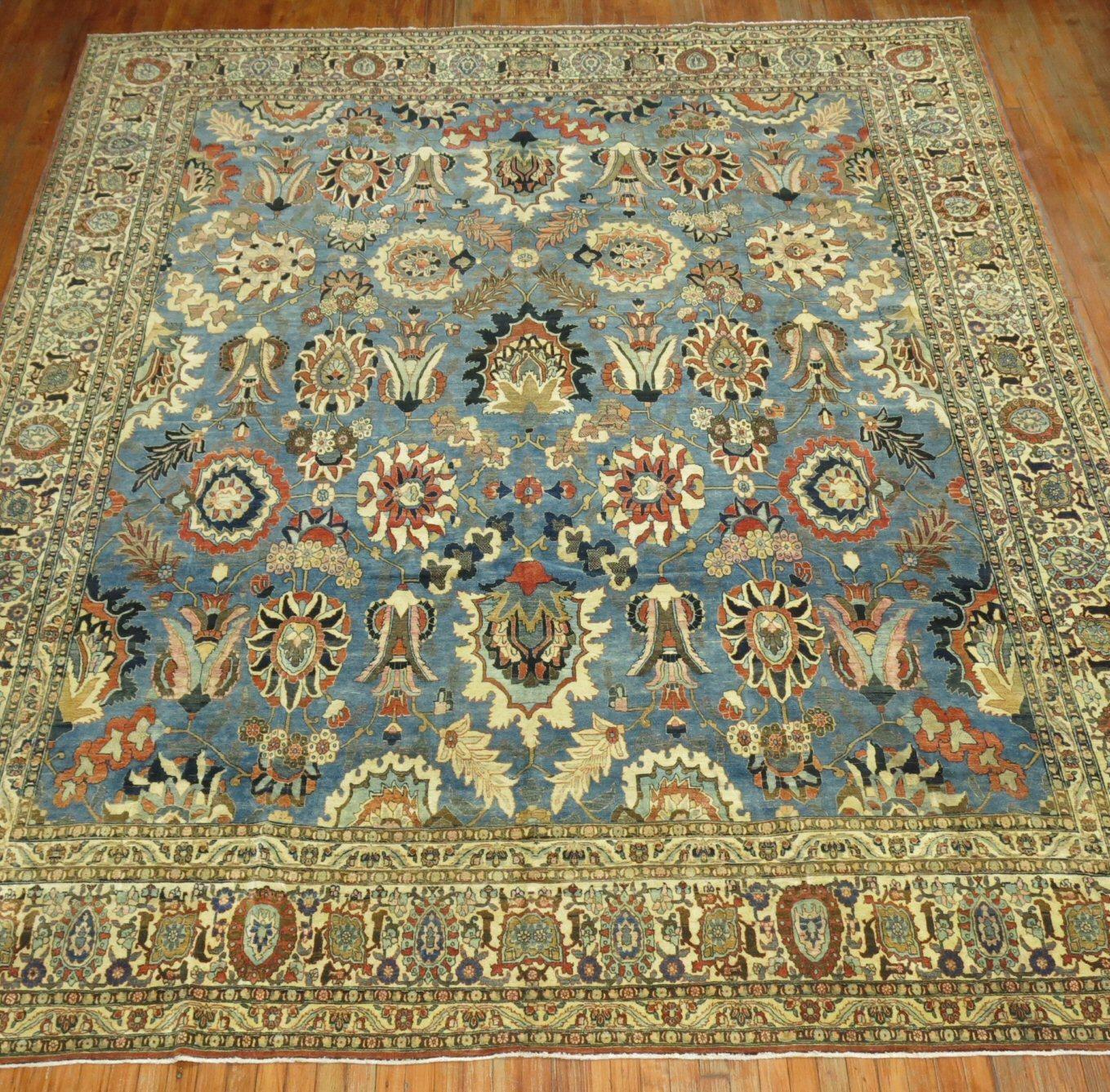 Superbe tapis persan Tabriz avec une étonnante palette à grande échelle de bleus, d'abricots, de crèmes, de rouille orangée et de terre d'ombre. La qualité est extrêmement fine, la patine et la texture fascinantes. L'œuvre vous prend au cœur dès que