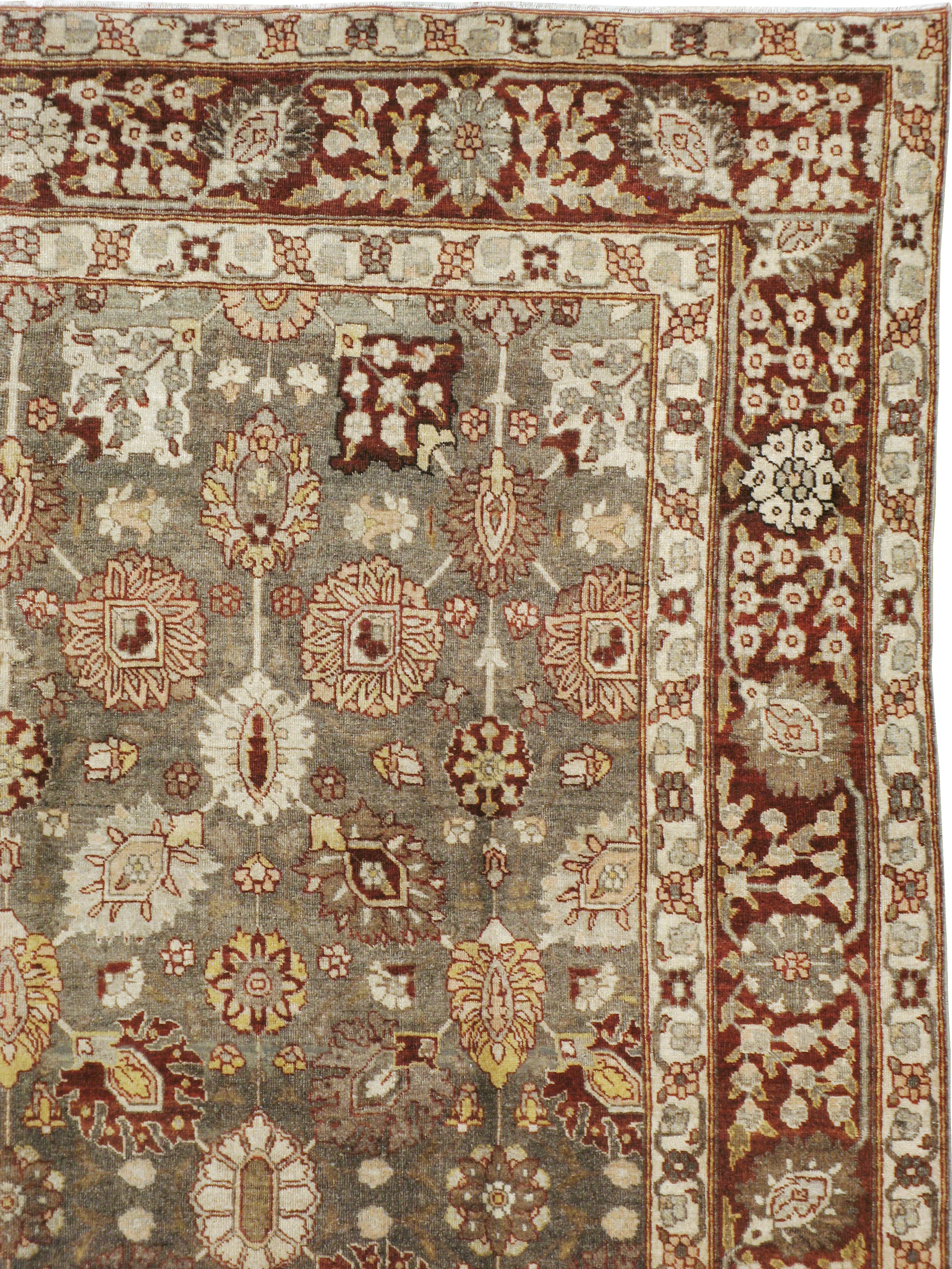 Perse Tapis persan ancien de Tabriz en vente