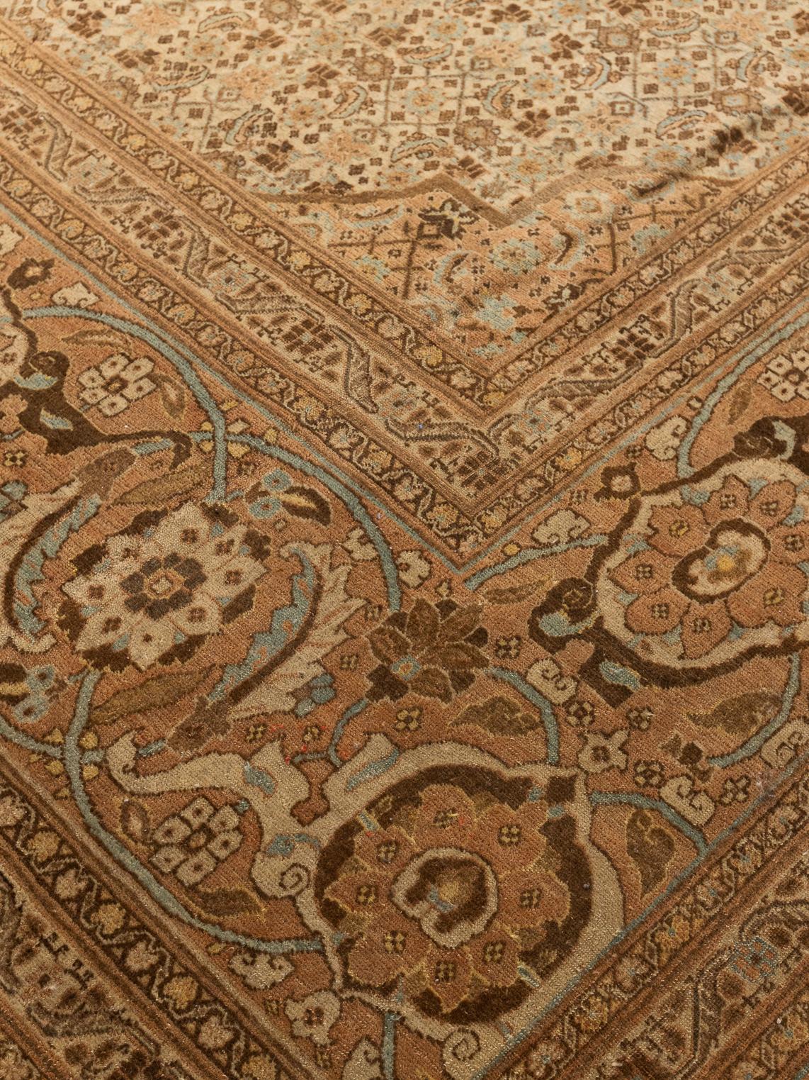 Tapis de Tabriz raffiné - Un testament de l'art persan

En introduisant ce tapis Tabriz dans votre maison, vous embrassez un chef-d'œuvre de l'art et de l'histoire de la Perse. Inspirée par le légendaire Hadji Jallili, la série concentrique de