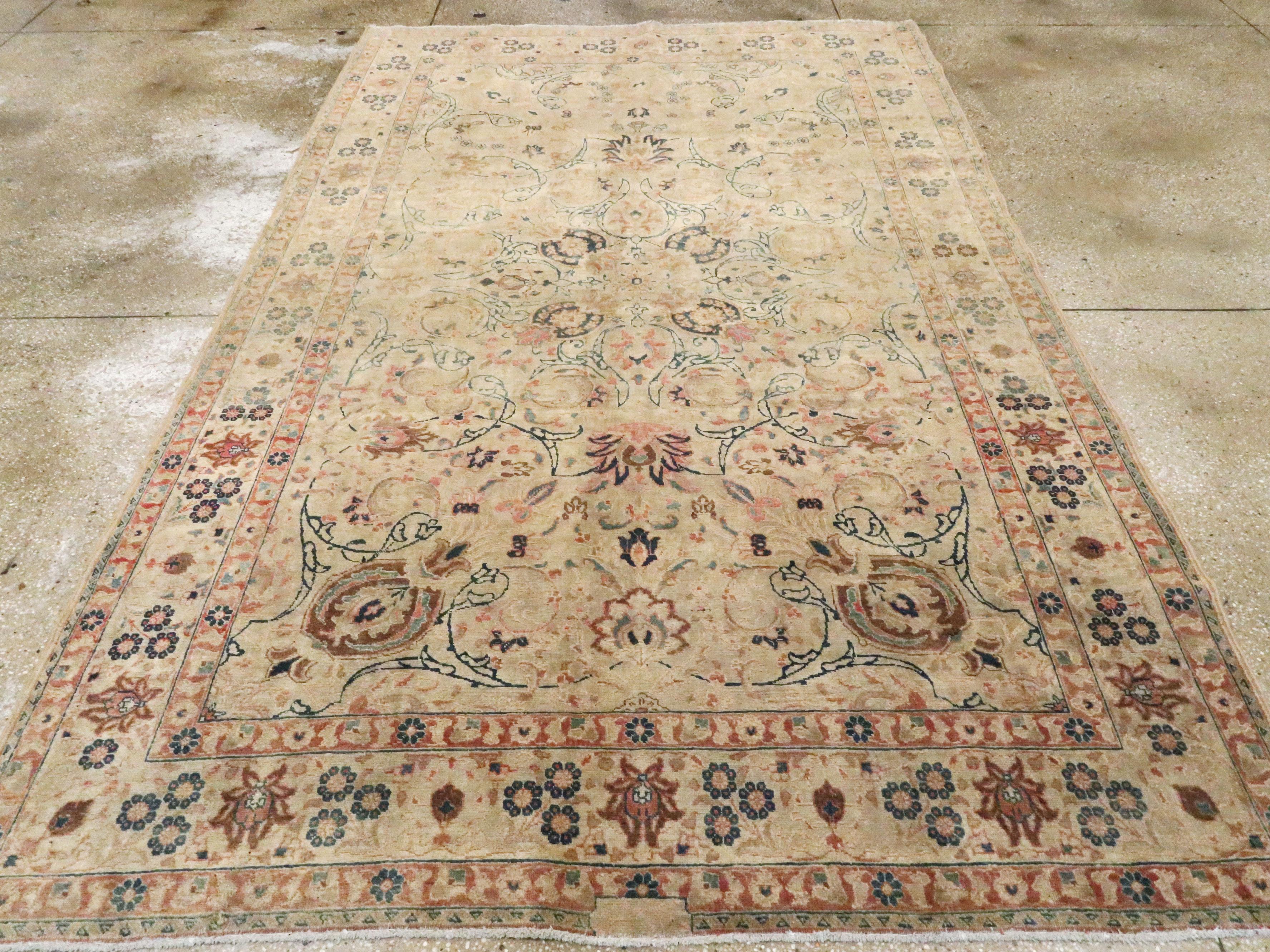 Noué à la main Tapis persan ancien de Tabriz en vente