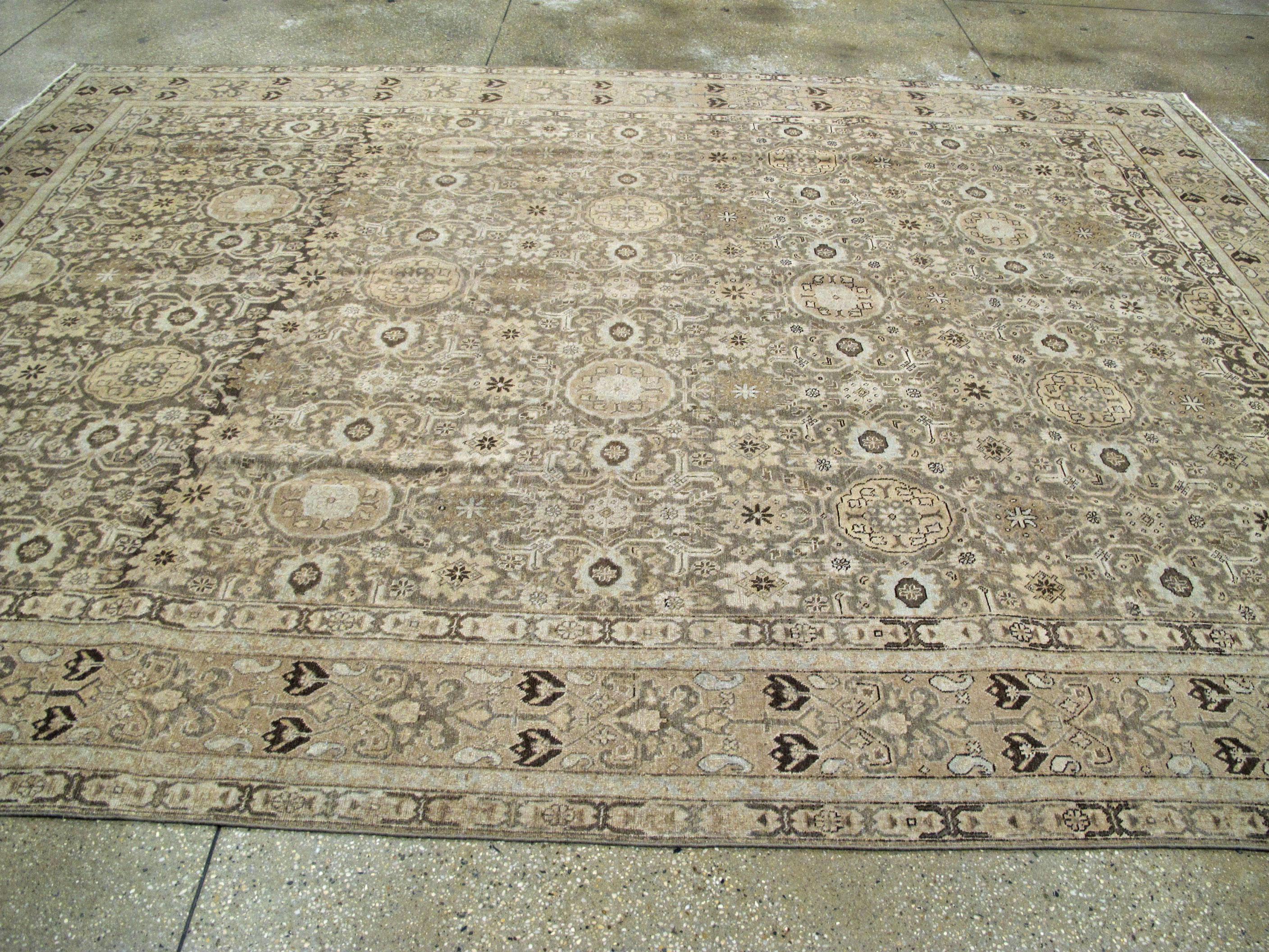 Early 20th Century Handmade Persian Tabriz Room Size Carpet In Neutral Colors For Sale 3