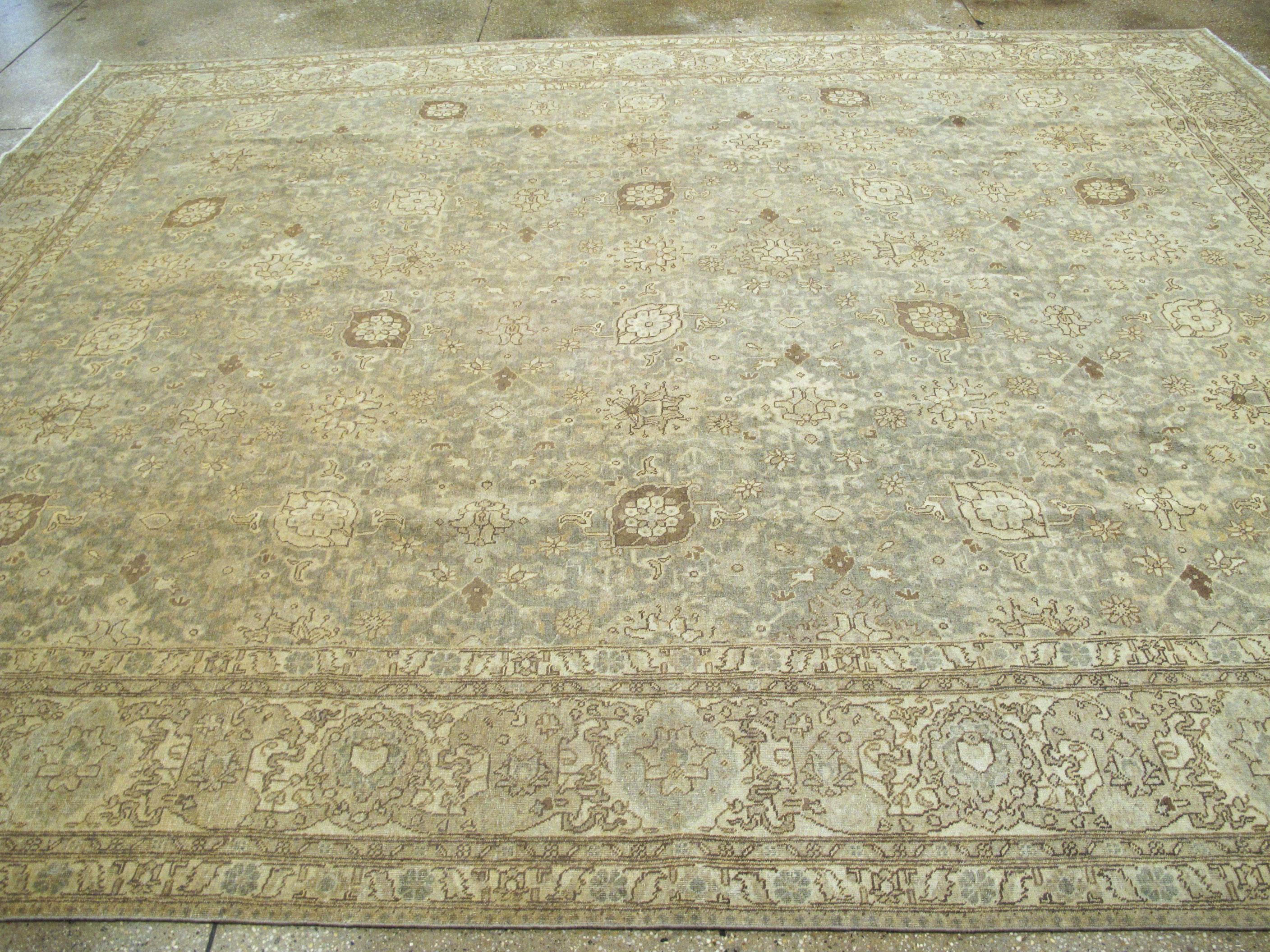 Antiker persischer Täbriz-Teppich (Wolle) im Angebot