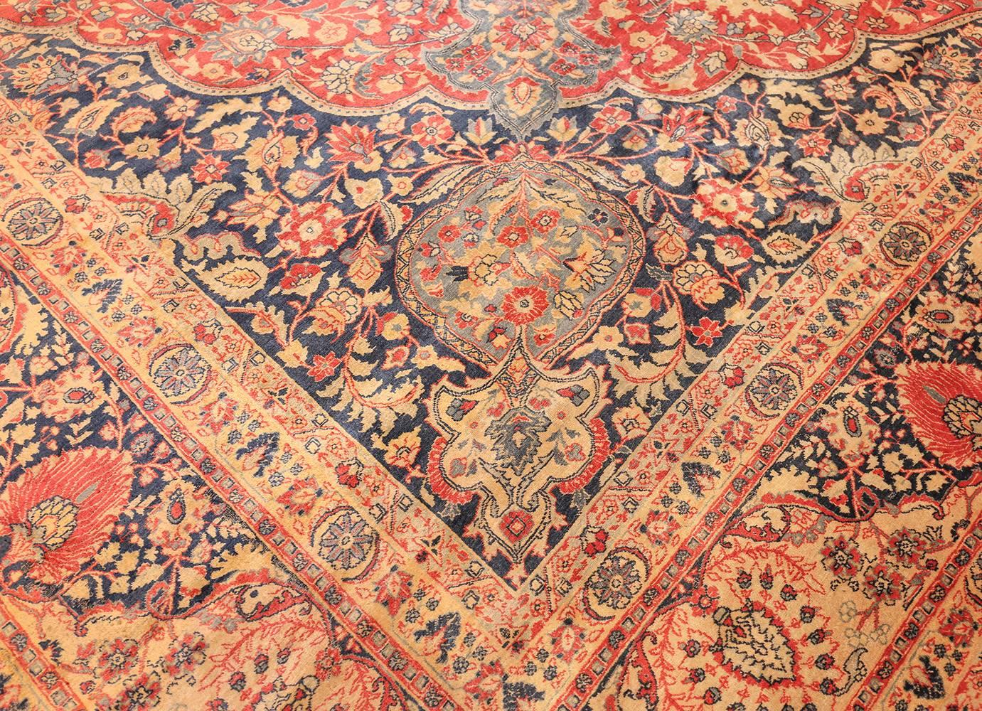 Antique Persian Tabriz Carpet. Size: 14 ft 10 in x 21 ft 5 in (4.52 m x 6.53 m) In Excellent Condition In New York, NY