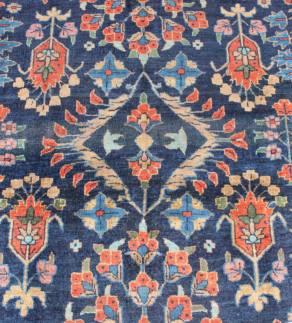 Tapis persan ancien de Tabriz avec éléments botaniques en bleu marine, rouge-orange en vente 1