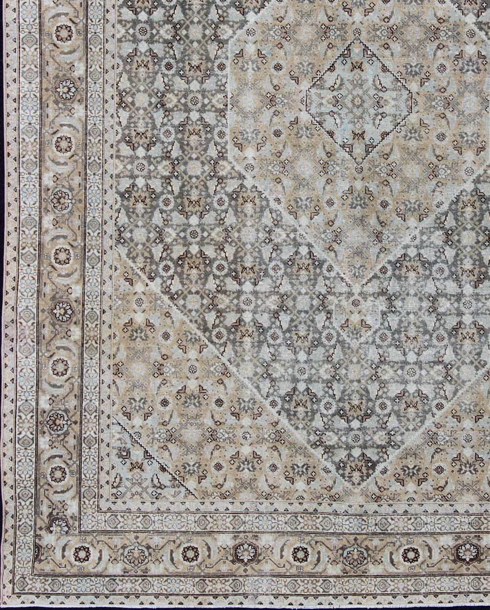 Tapis persan ancien de Tabriz avec un design géométrique en losange dans des tons clairs, vert gris, gris, taupe, bleu clair, tan et brun Tapis persan géométrique de Tabriz, Keivan Woven Arts/ tapis/ SUS-1908-369, pays d'origine / type : Iran /