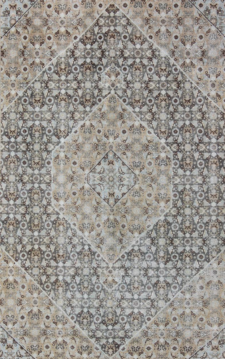 Perse Tapis persan ancien de Tabriz avec motif géométrique en diamants dans les tons terreux en vente