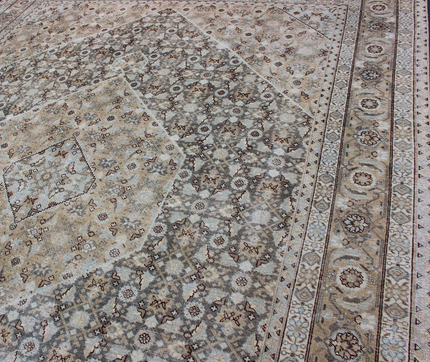 Début du 20ème siècle Tapis persan ancien de Tabriz avec motif géométrique en diamants dans les tons terreux en vente