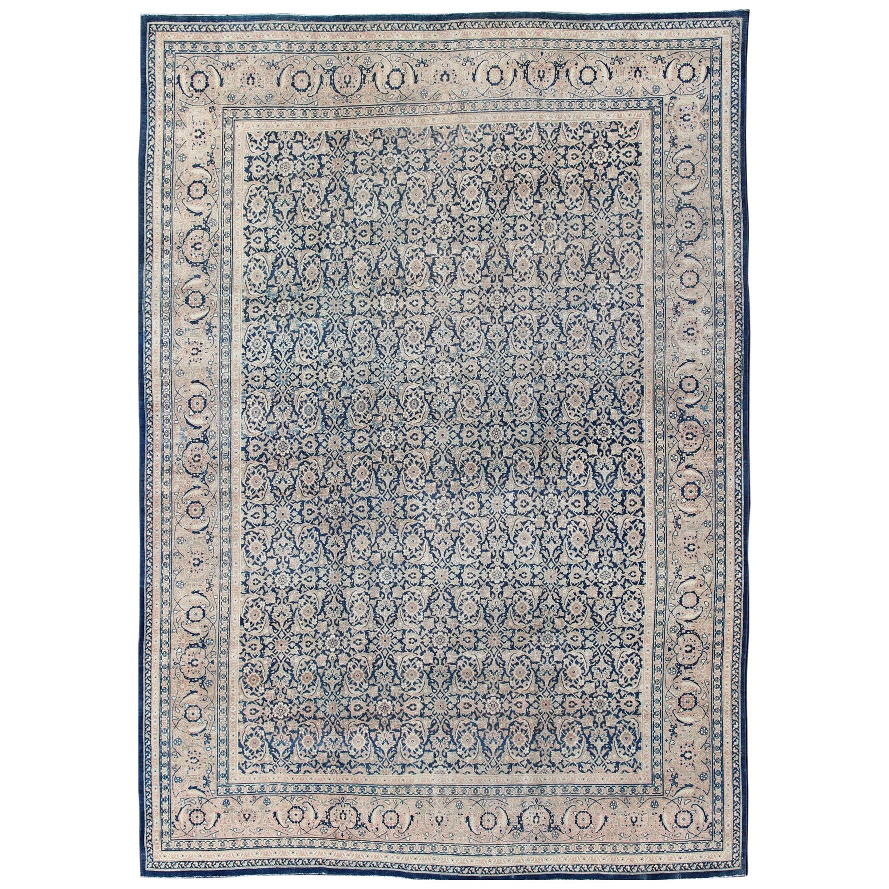 Tapis persan ancien de Tabriz avec motif géométrique Herati dans des tons bleus foncés
