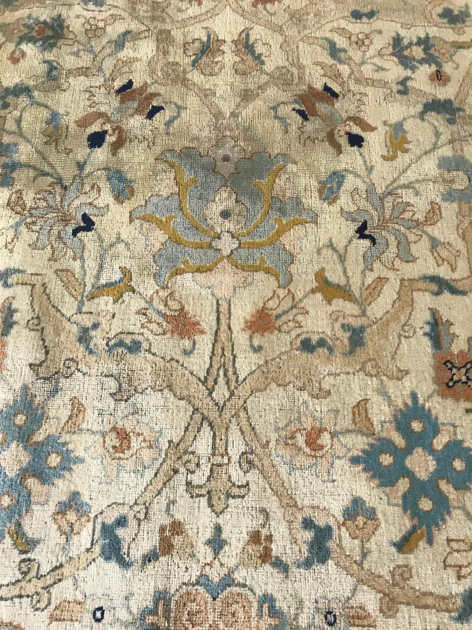 Antiker persischer handgewebter botanischer Täbris-Teppich aus Wolle (Tabriz) im Angebot