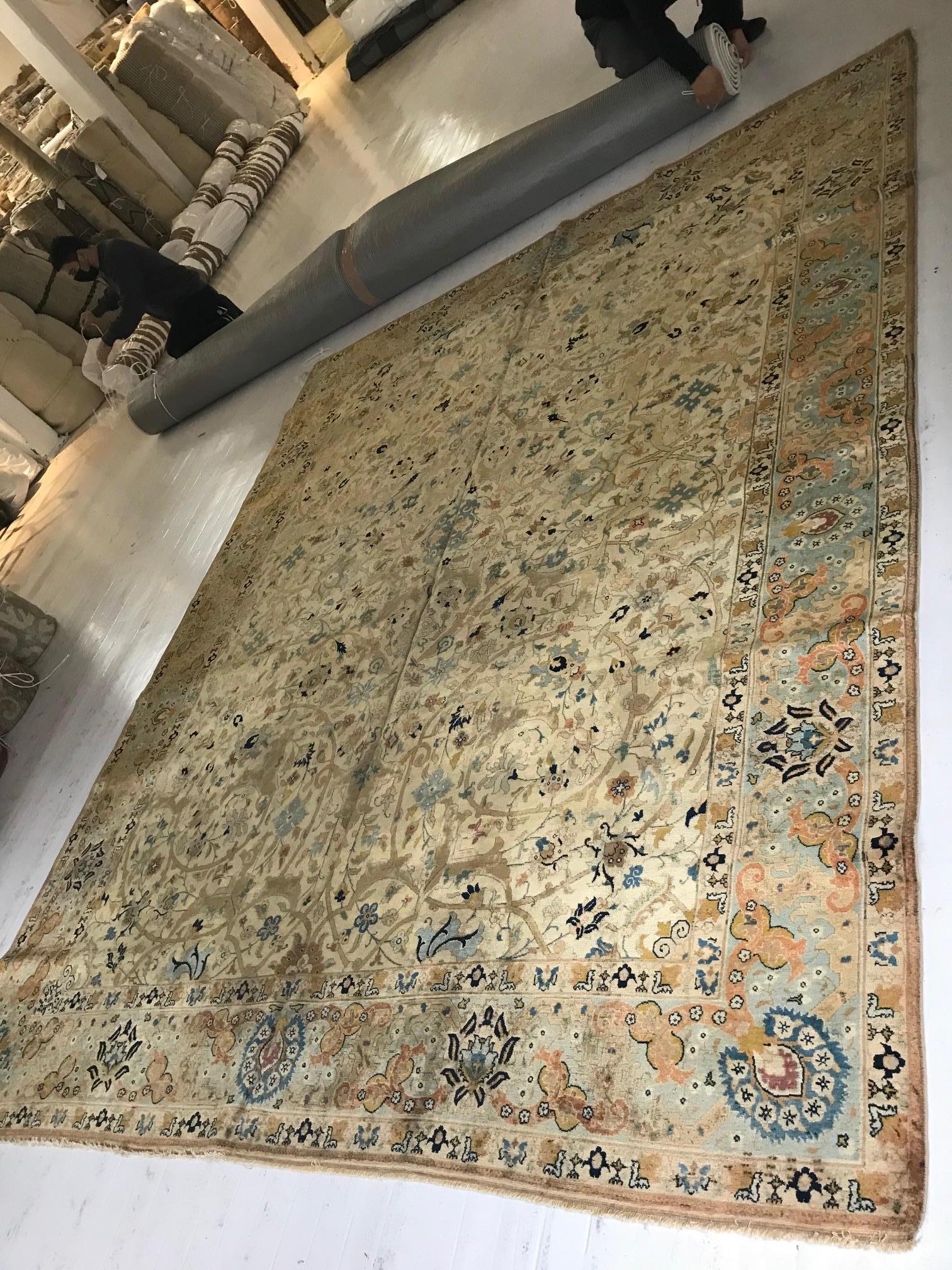 Antiker persischer handgewebter botanischer Täbris-Teppich aus Wolle (Persisch) im Angebot