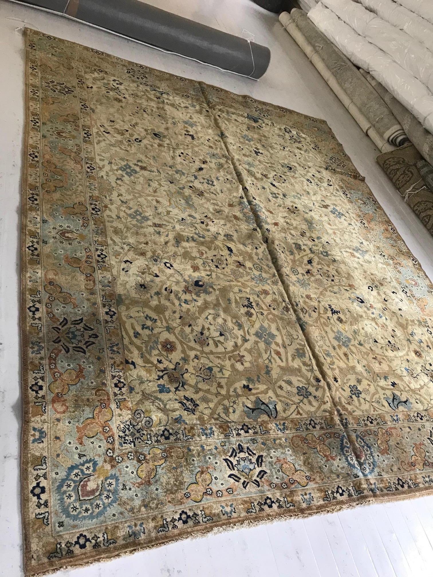 Antiker persischer handgewebter botanischer Täbris-Teppich aus Wolle (Handgewebt) im Angebot