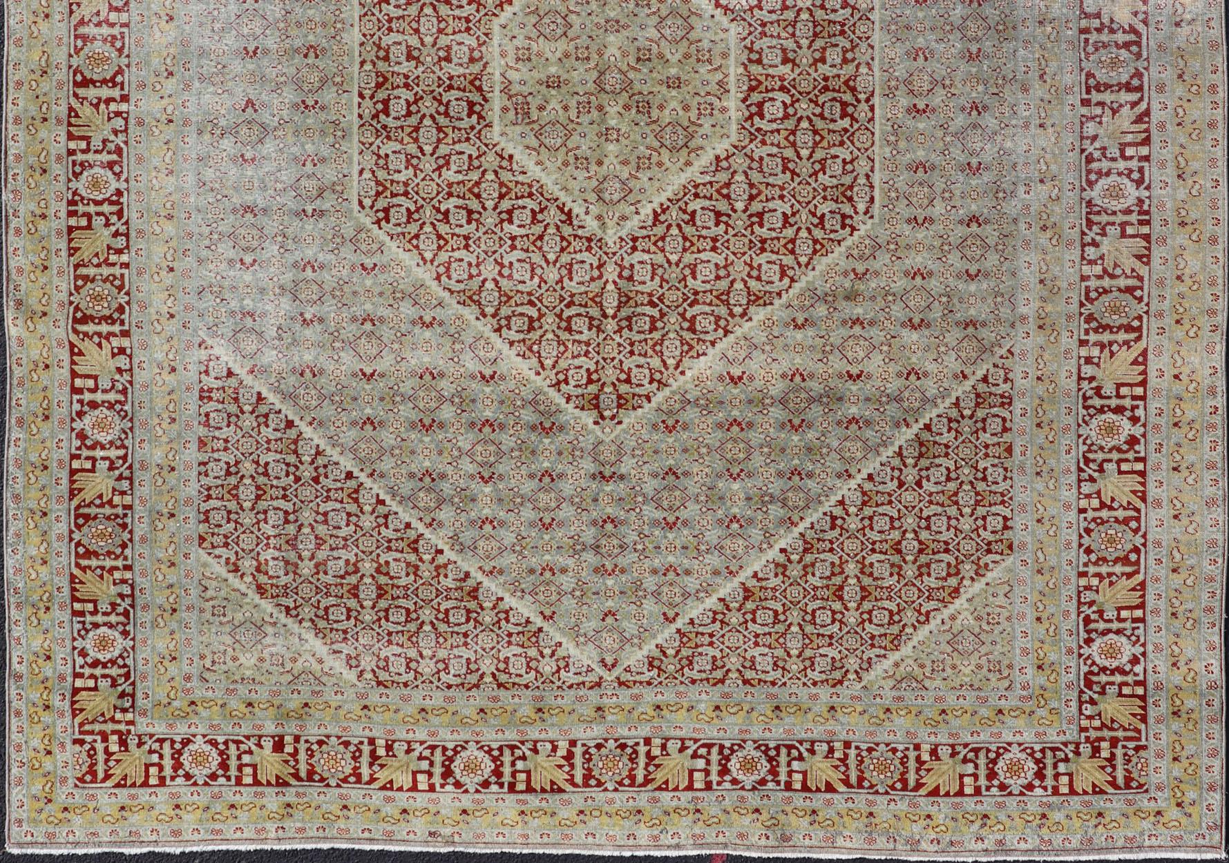 Magnifique tapis rouge, vert tendre, beige, bleu clair, gris, jaune. Tapis persan géométrique de Tabriz, tapis R20-0722, pays d'origine / type : Iran / Tabriz, vers 1920.

Ce tapis ancien de Tabriz, datant de la Perse des années 1920, présente un