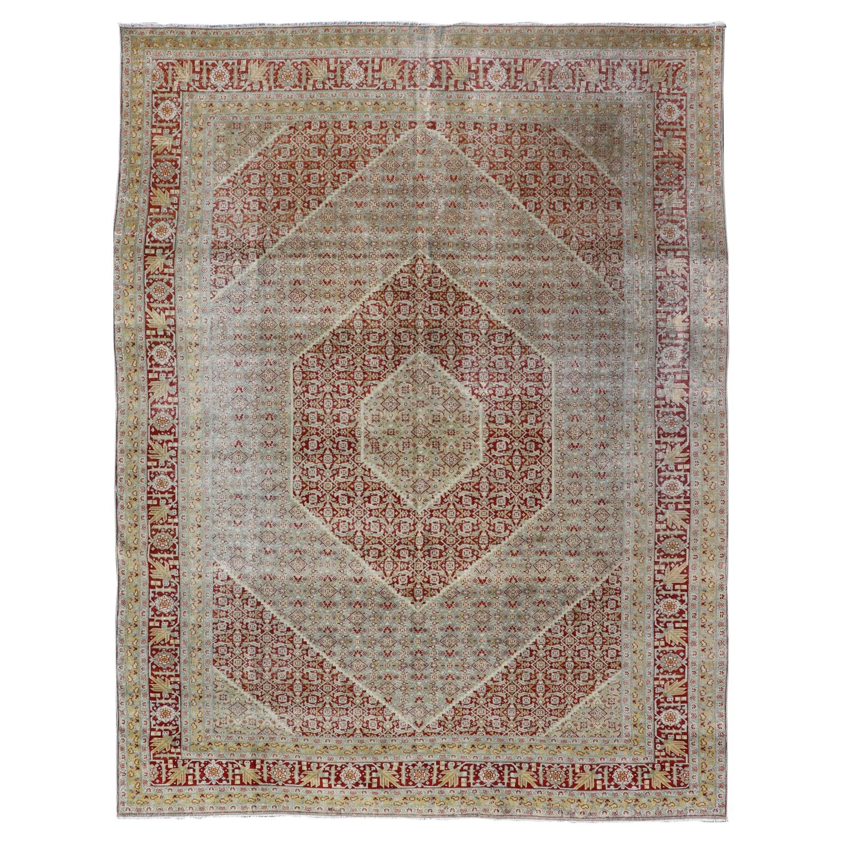 Antiker persischer Täbriz-Teppich im Used-Stil mit geometrischem Diamantdesign