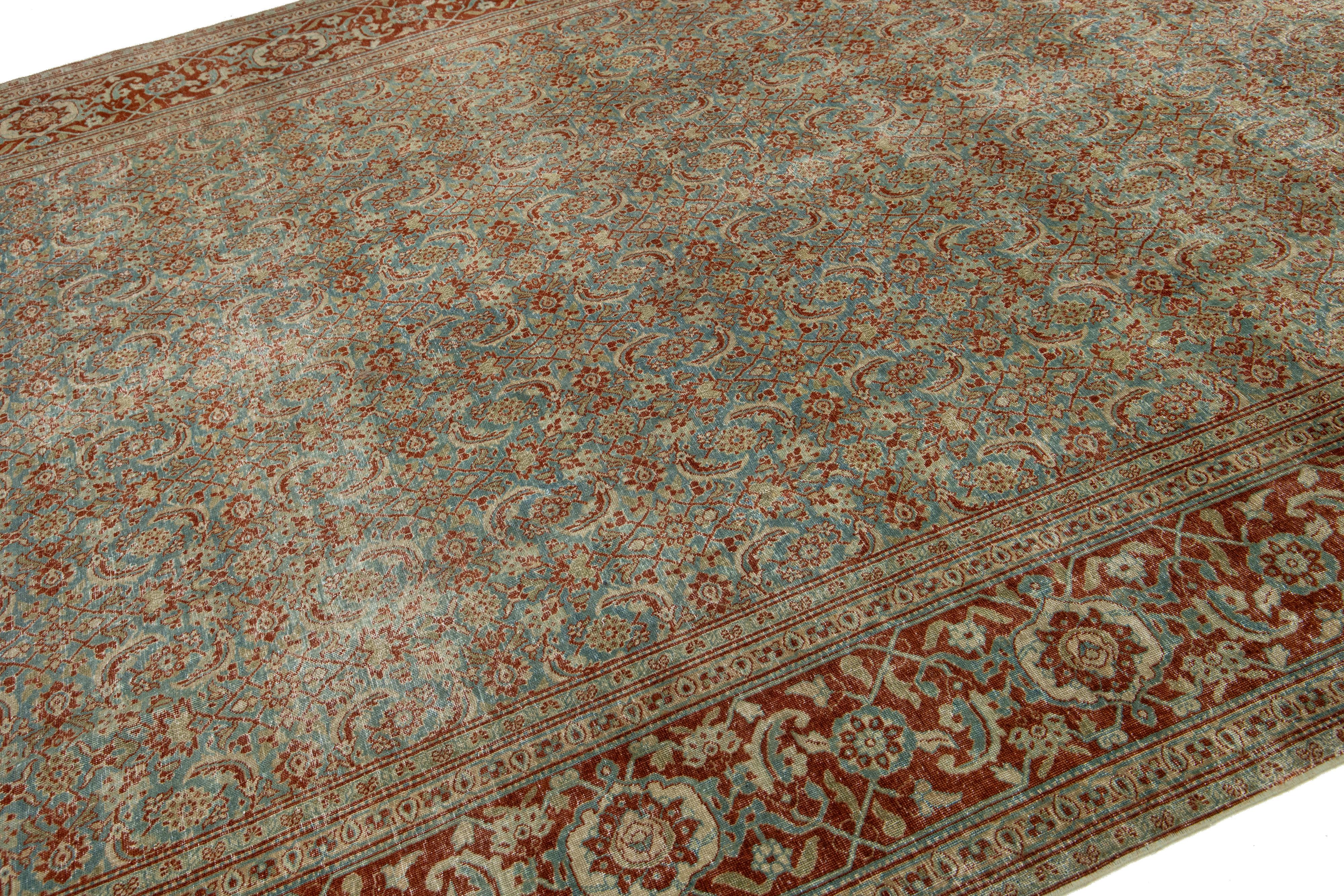 Antiker persischer Täbris-Wollteppich in Blau mit Blumenmuster (Persisch) im Angebot