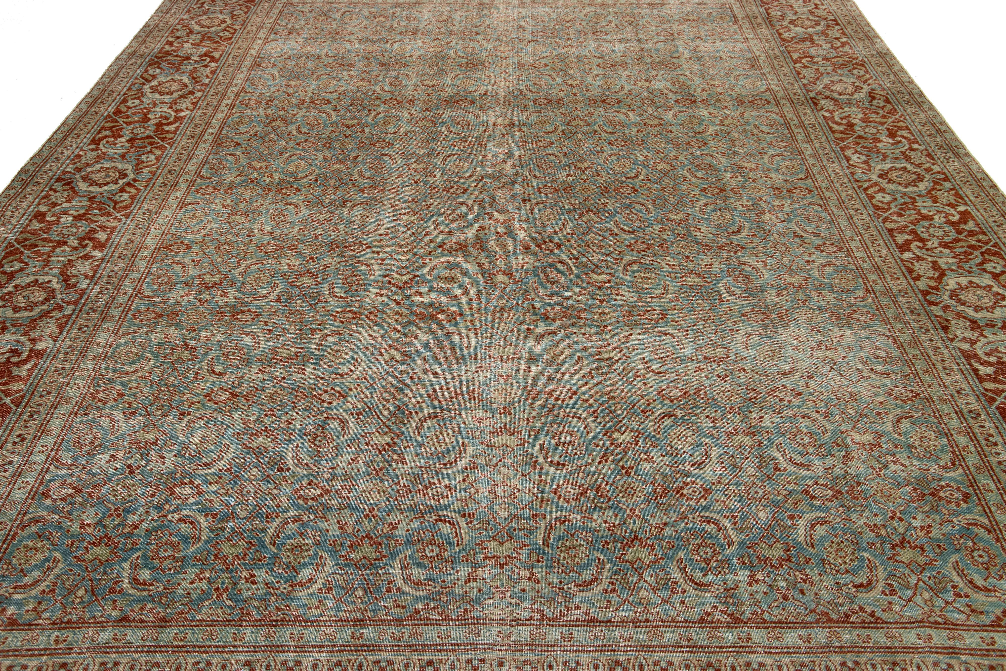 Antiker persischer Täbris-Wollteppich in Blau mit Blumenmuster im Angebot 1