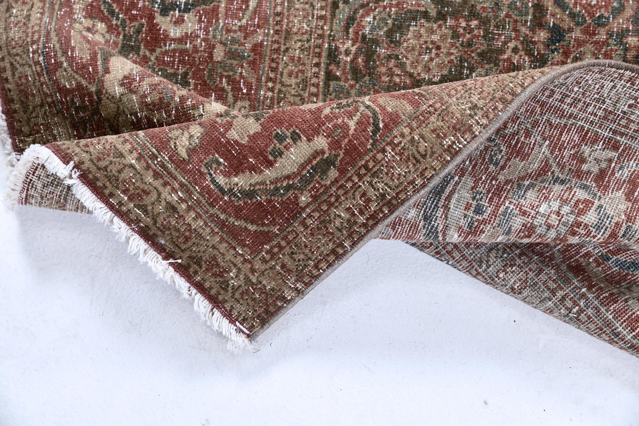 Ein antiker persischer Täbriz, der mit komplizierten Medaillons über das gesamte Stück verziert ist. Die Stammesmuster von Tabriz verleihen jeder Umgebung einen eleganten Touch, da sie sowohl in der Gestaltung als auch in der Qualität der Wolle sehr