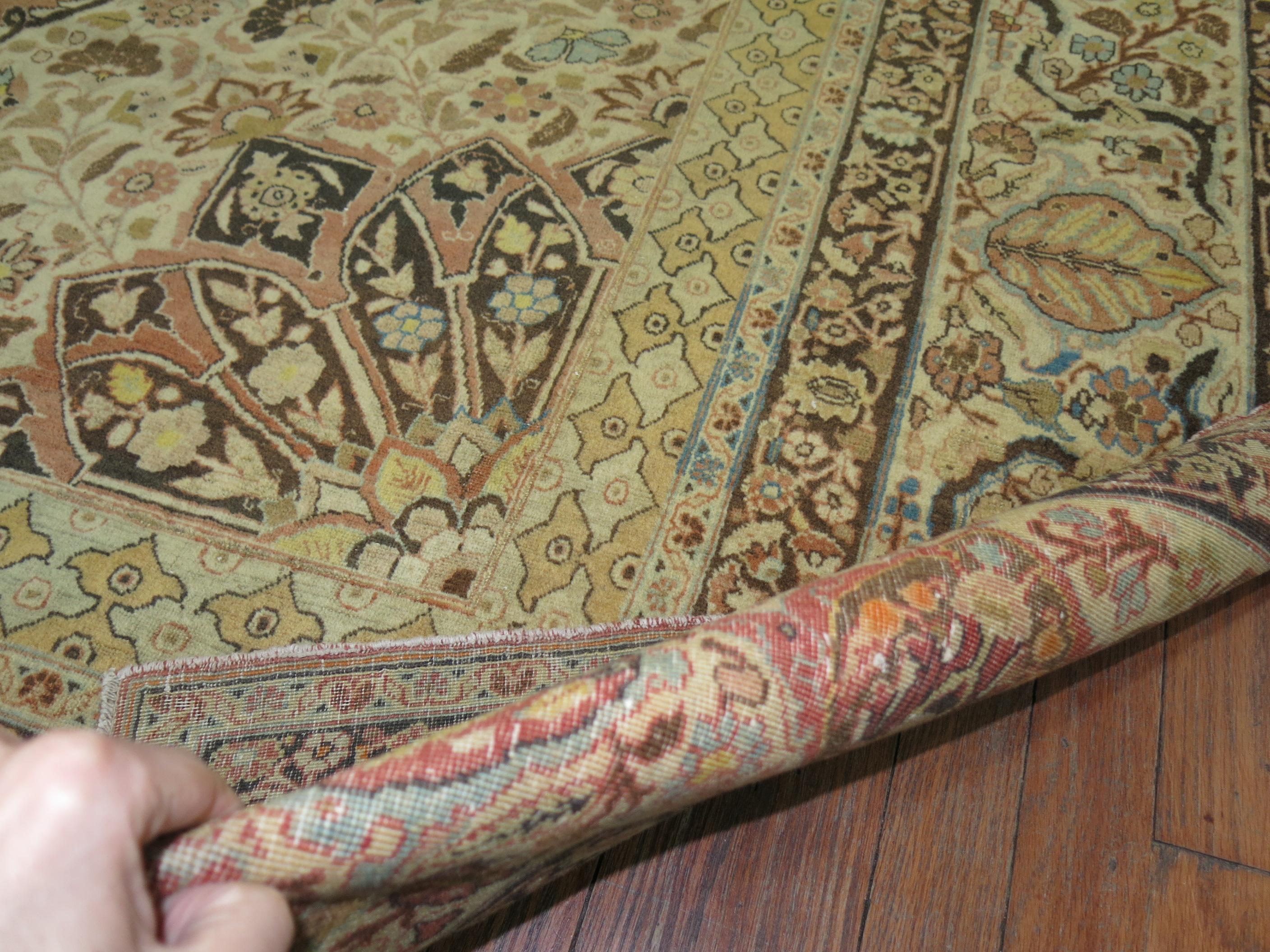 Tappeto antico persiano Hadki Jali Li Tabriz, tessuto all'inizio del XX secolo. Classico, elegante e di qualità. I colori ti catturano quando li vedi di persona. Un tappeto per gli intenditori.

9'5'' x 11'10''
  
  