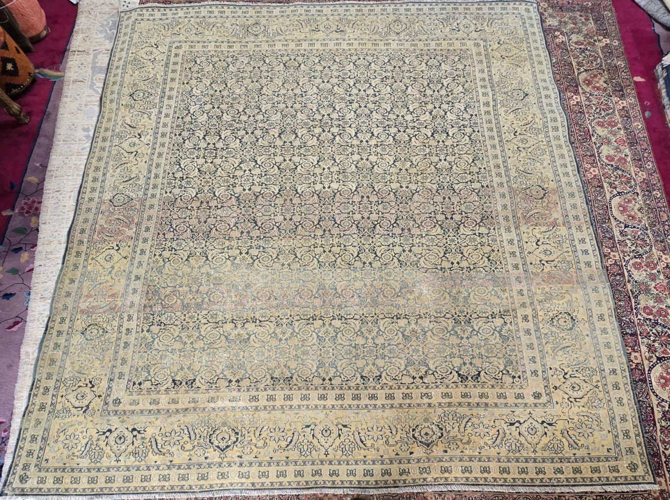 Tabriz persan ancien Excellent état - En vente à Los Angeles, CA