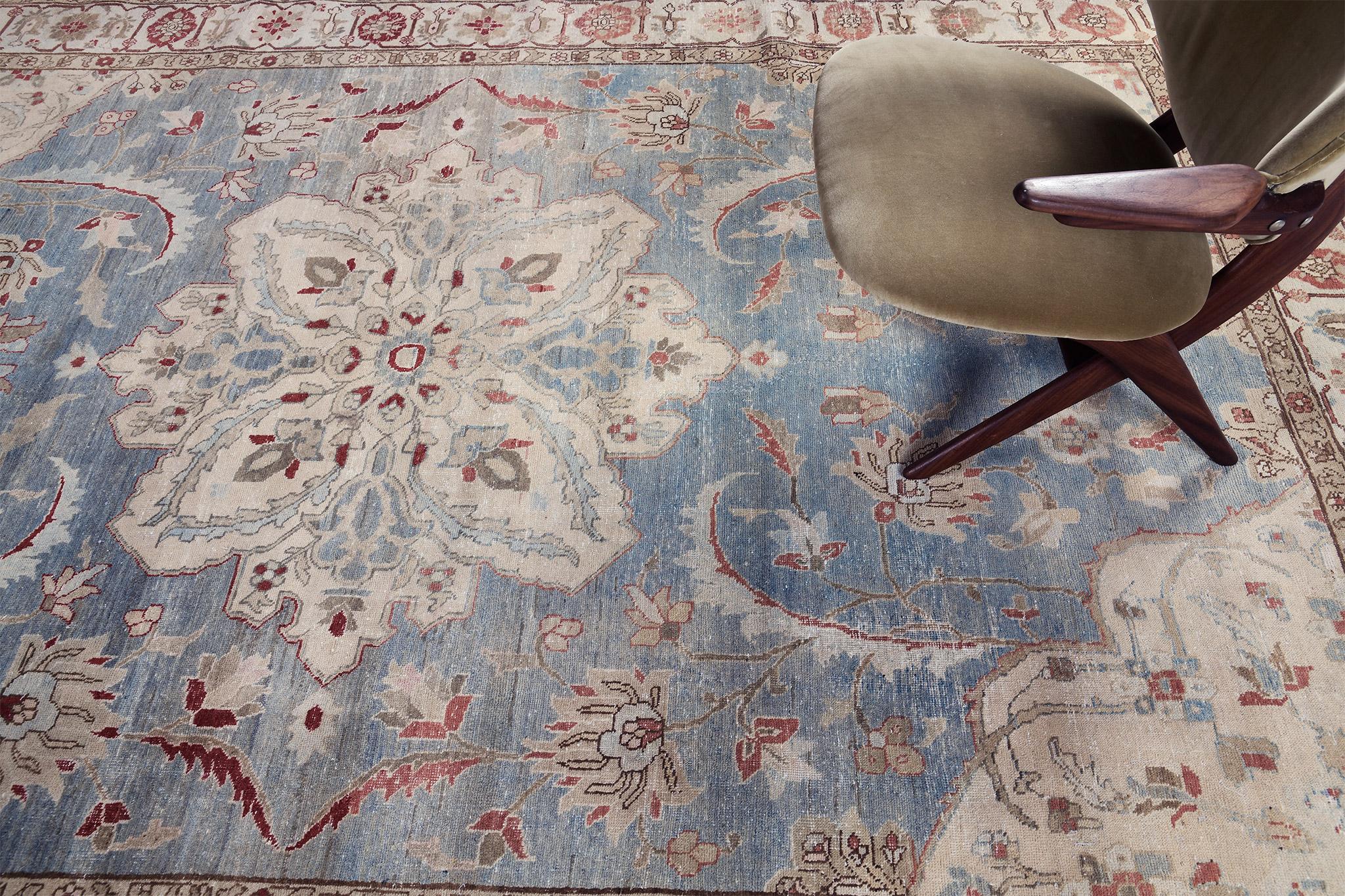 Antiker persischer Täbris im Zustand „Gut“ im Angebot in WEST HOLLYWOOD, CA