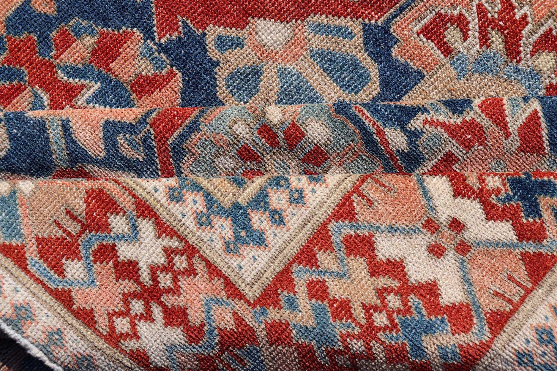 Tapis persan ancien de la galerie Tabriz avec des fleurs à grande échelle dans un champ bleu moyen en vente 3