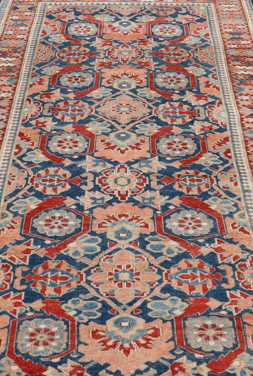Tapis persan ancien de la galerie Tabriz avec des fleurs à grande échelle dans un champ bleu moyen en vente 4