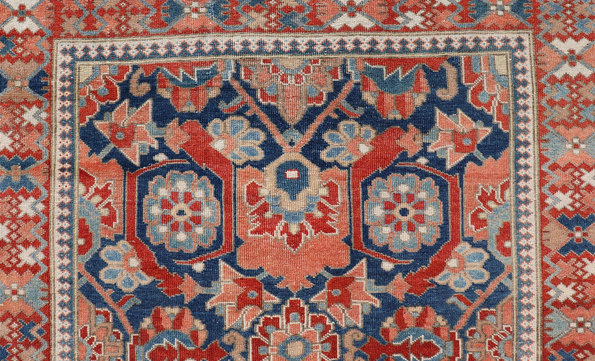 Tapis persan ancien de la galerie Tabriz avec des fleurs à grande échelle dans un champ bleu moyen en vente 7