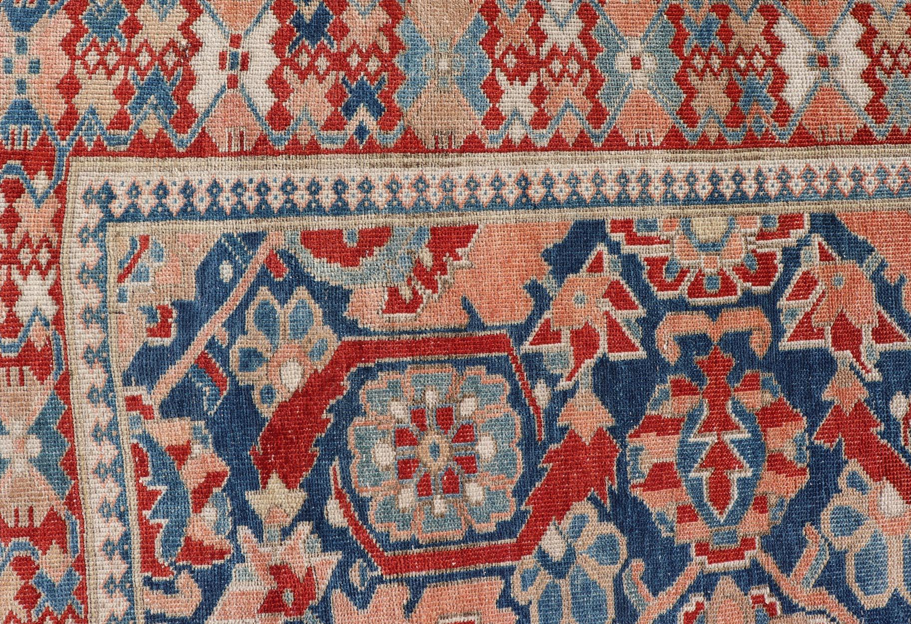  Tapis antique persan de la Gallery Tabriz avec des motifs floraux subgéométriques à grande échelle dans un champ bleu moyen, rouge, saumon, bleu clair et crème. Keivan Woven Arts / tapis VAS-50331, pays d'origine / type : Iran / Tabriz, vers