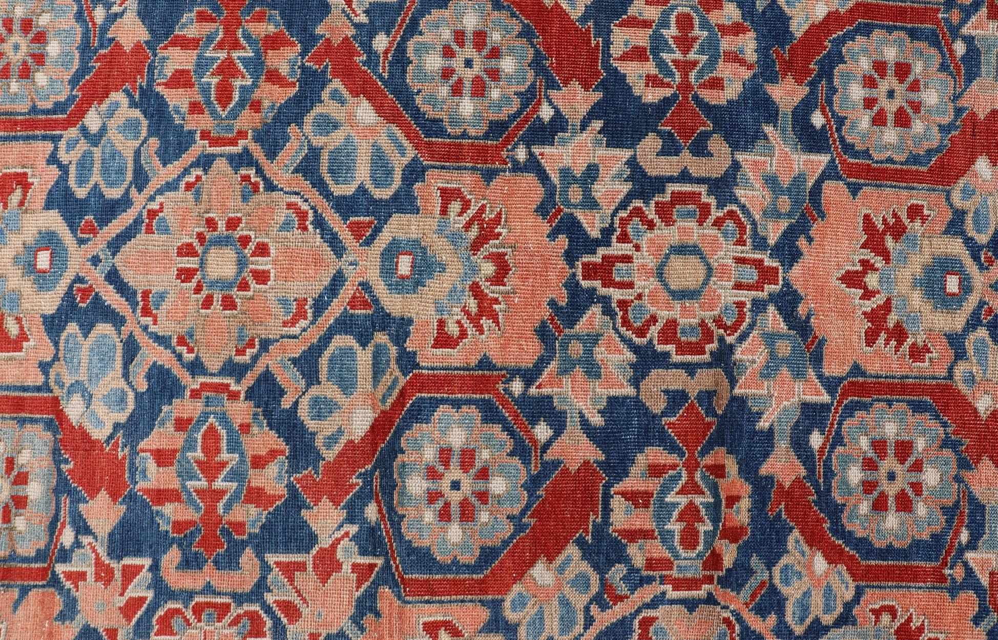 Noué à la main Tapis persan ancien de la galerie Tabriz avec des fleurs à grande échelle dans un champ bleu moyen en vente