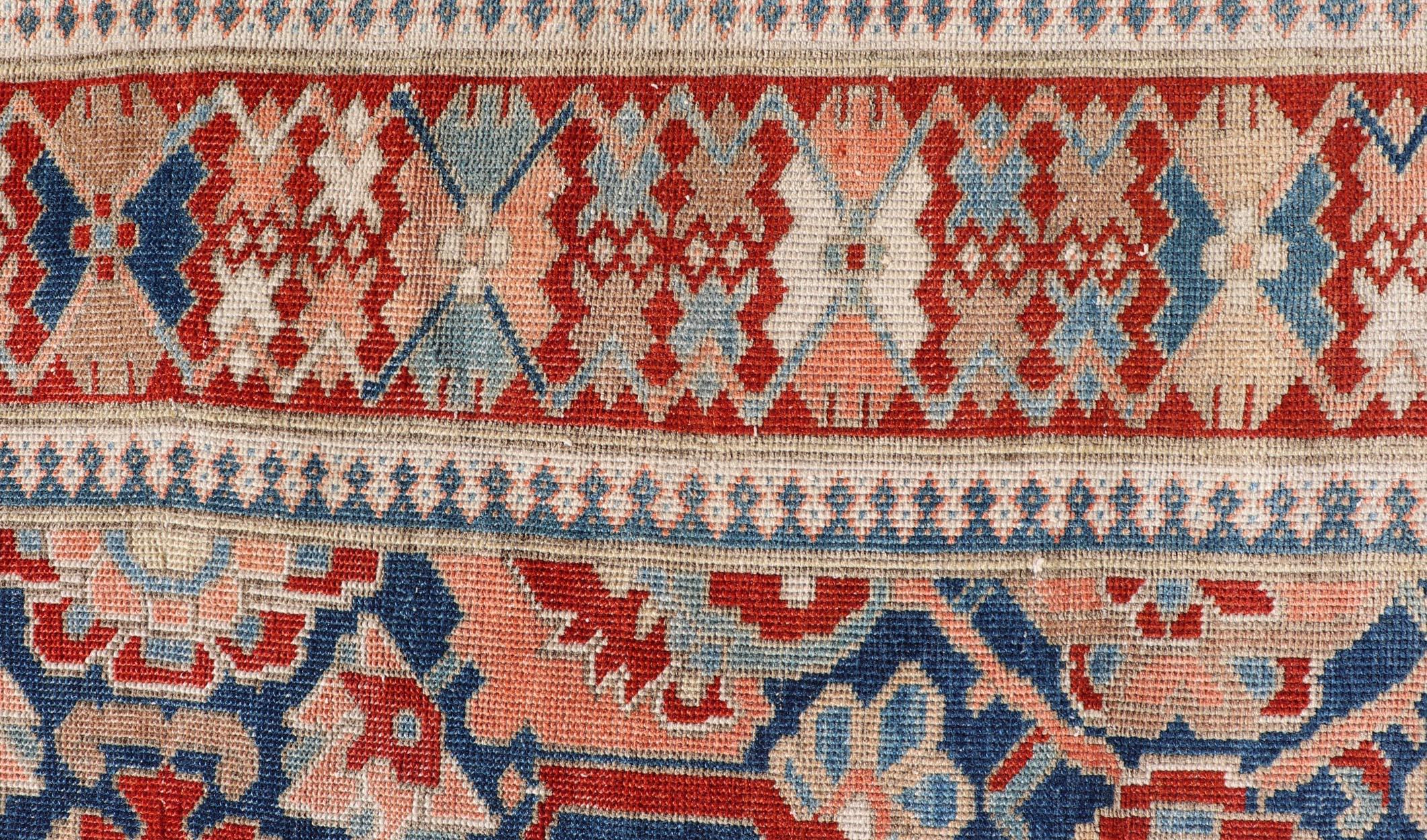 Tapis persan ancien de la galerie Tabriz avec des fleurs à grande échelle dans un champ bleu moyen Bon état - En vente à Atlanta, GA