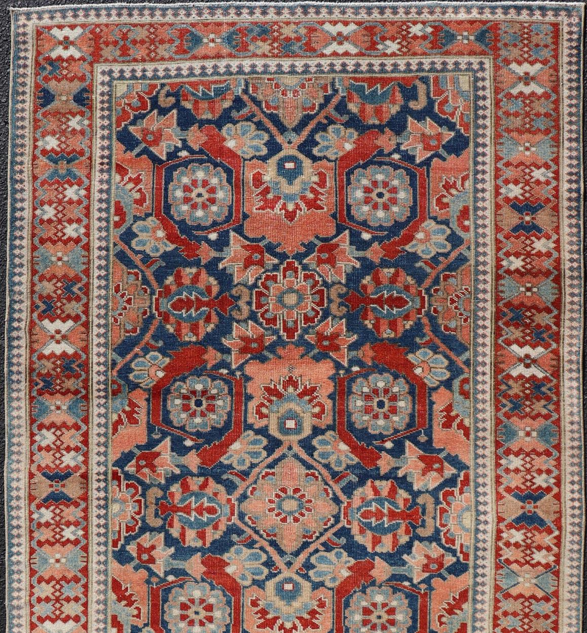 20ième siècle Tapis persan ancien de la galerie Tabriz avec des fleurs à grande échelle dans un champ bleu moyen en vente