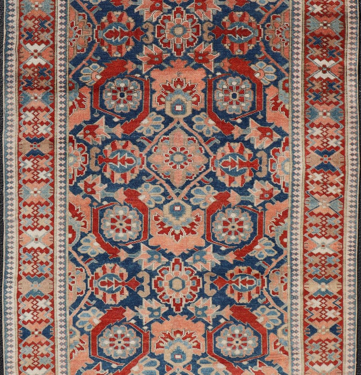 Laine Tapis persan ancien de la galerie Tabriz avec des fleurs à grande échelle dans un champ bleu moyen en vente