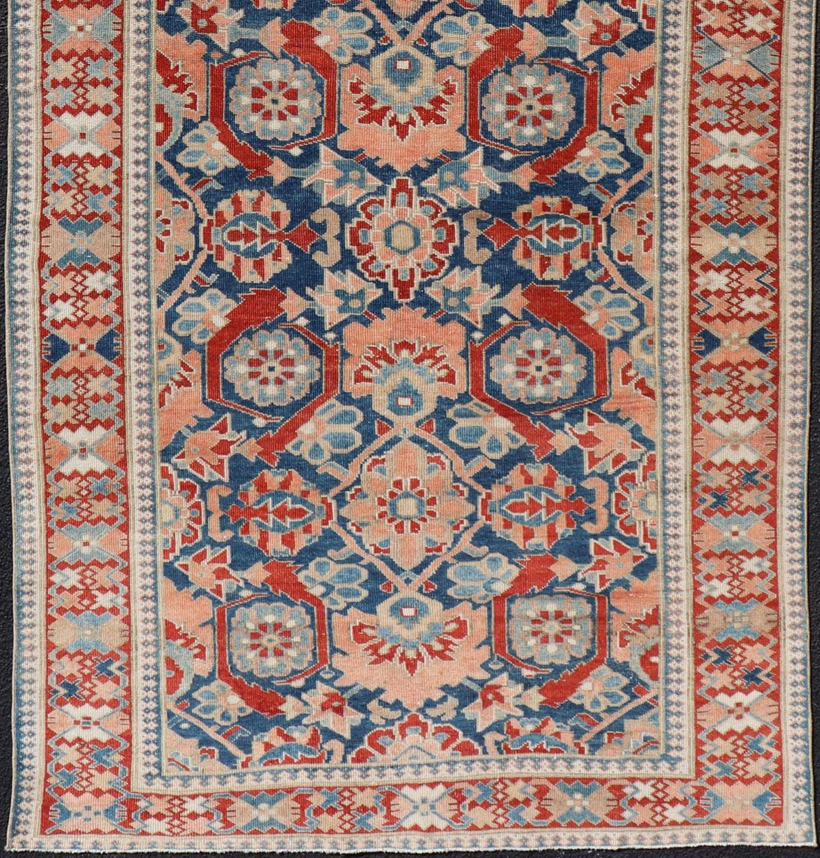Tapis persan ancien de la galerie Tabriz avec des fleurs à grande échelle dans un champ bleu moyen en vente 1