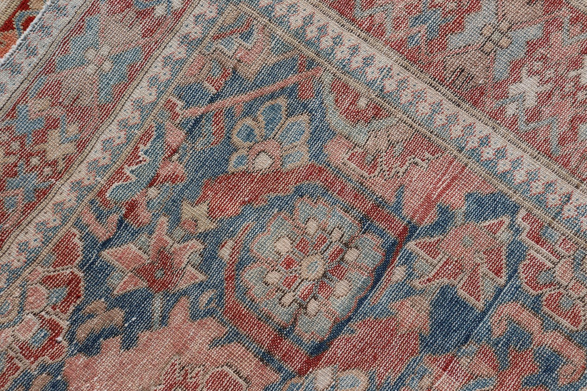 Tapis persan ancien de la galerie Tabriz avec des fleurs à grande échelle dans un champ bleu moyen en vente 2