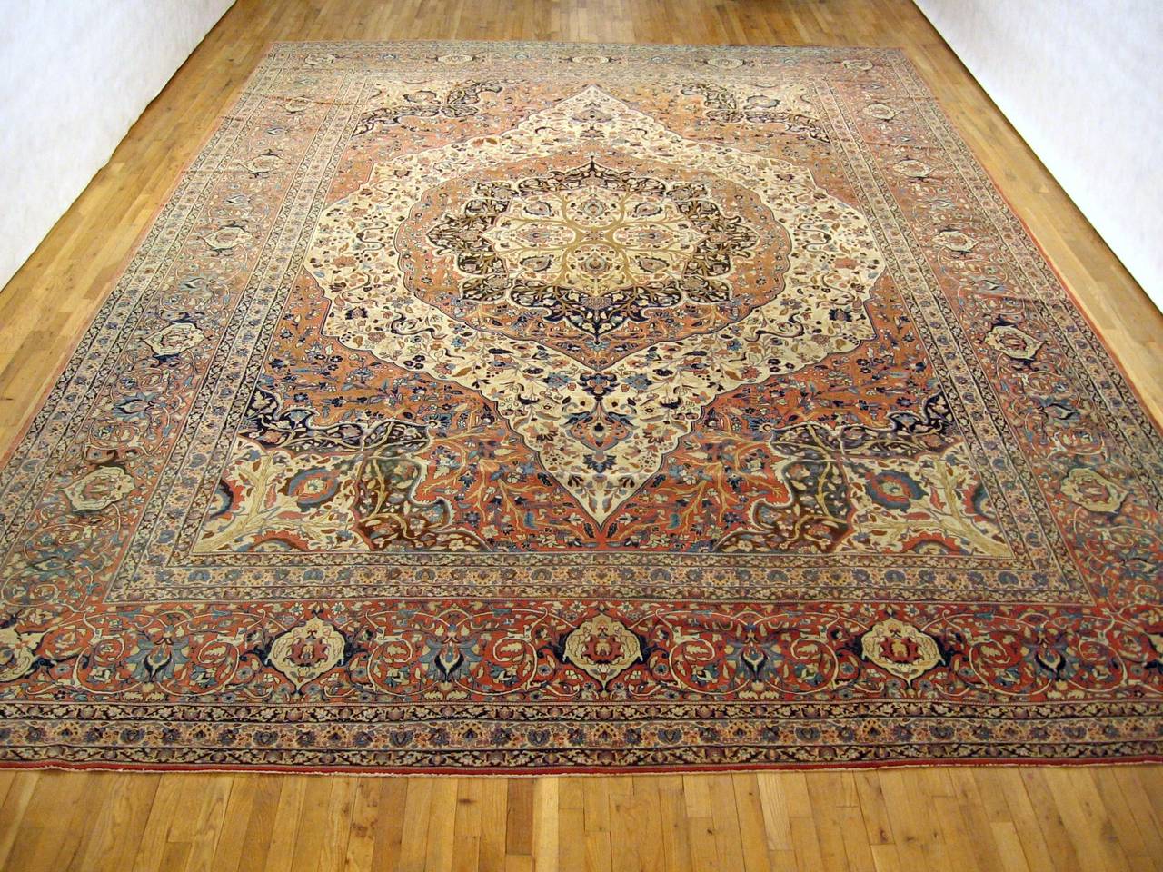 Eine erstaunliche antike Tabriz Hadji Jalili Teppich, um 1890, Größe: 18'0 x 12'7. Dieser beispielhafte Teppich zeichnet sich durch ein auffälliges zentrales Medaillon im Hauptfeld aus, mit eleganten Eckzwickeln, die das Medaillon-Design in jedem