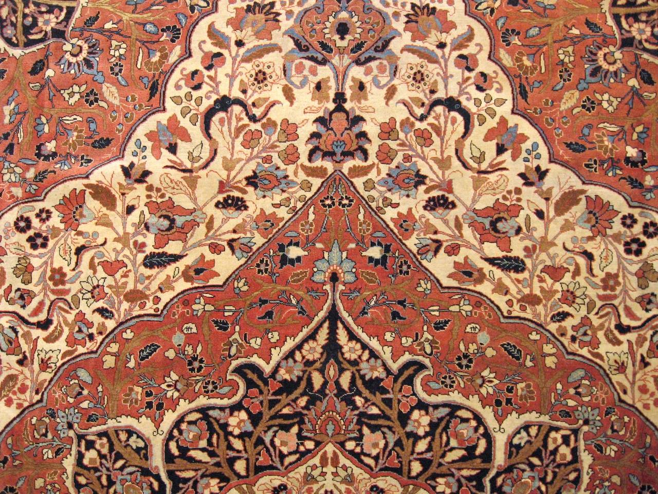 Persischer Hadji-Jalili-Teppich aus Täbris, großformatig, mit Medaillon im Zustand „Gut“ im Angebot in New York, NY