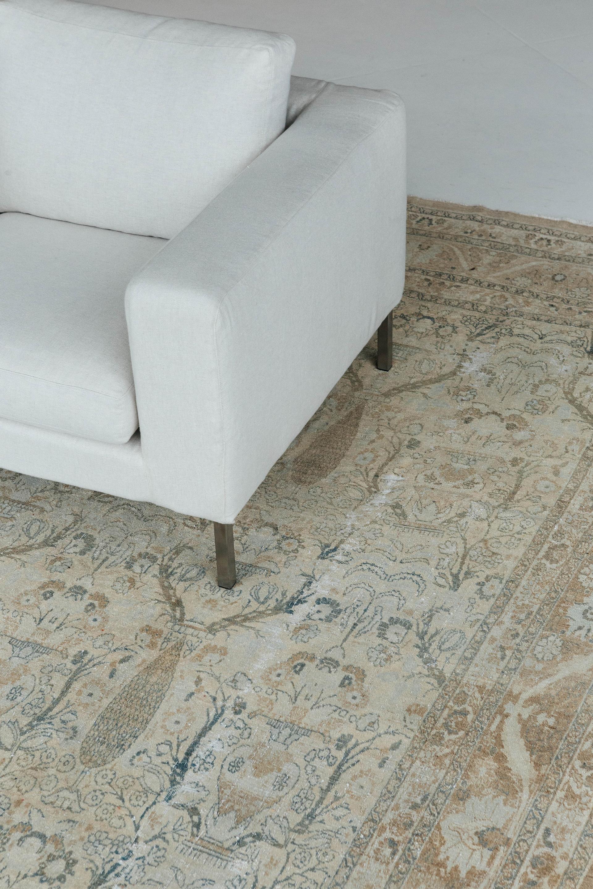 Antico Tabriz in morbidi toni caldi e accenti di grigio verde acqua nello stile di Hadji Jalil, un leggendario designer di tappeti di corte. Il motivo del campo all-over, organizzato in file, è caratterizzato da elementi in vaso e alberi di cipro.