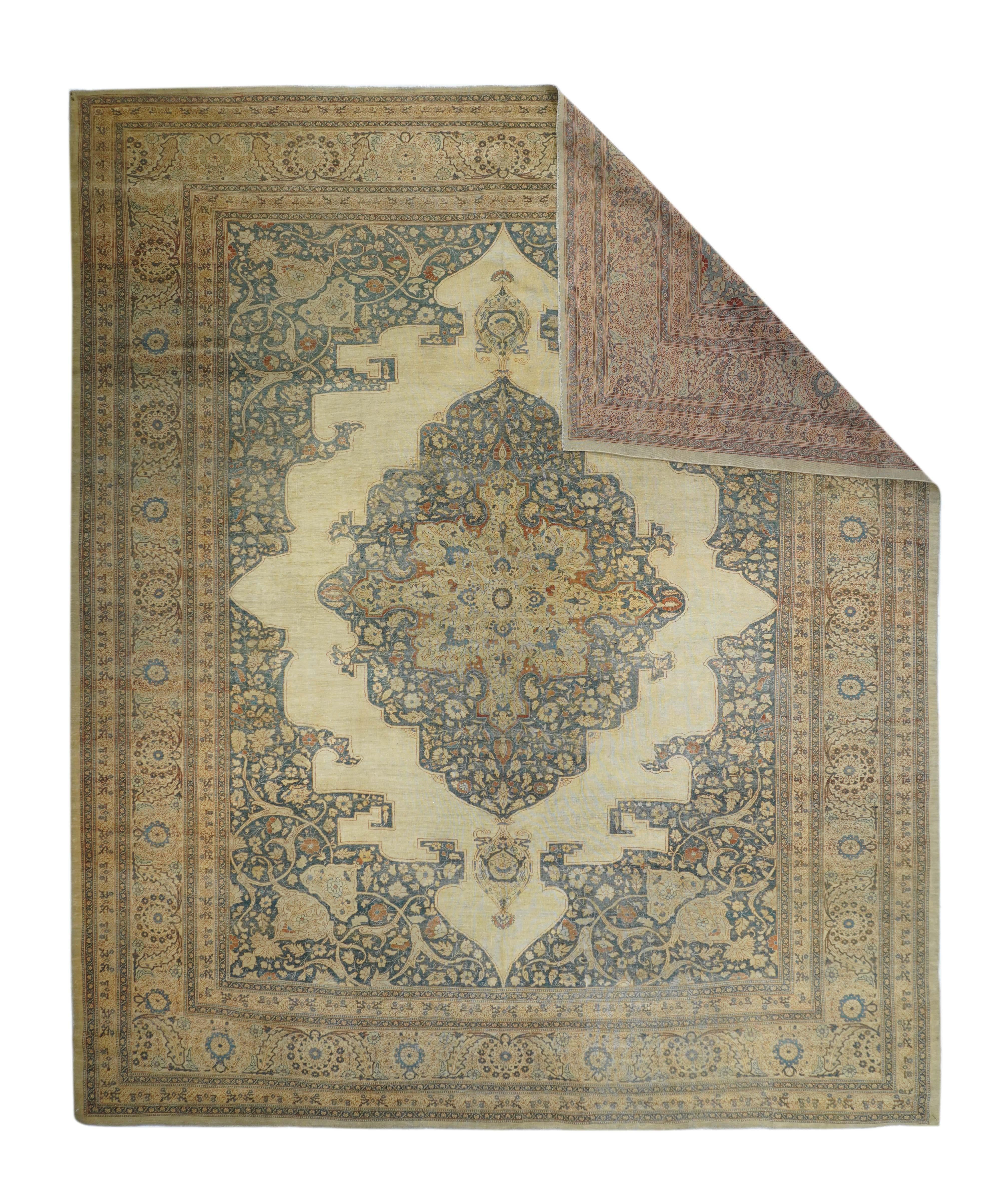 Tappeto antico Haji Jalili Tabriz 10'1'' x 12'3''. I pennacchi in ardesia afferrano vigorosamente il campo in ecru con 