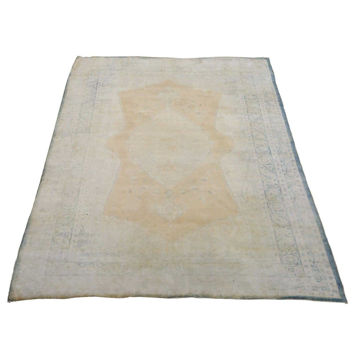 Tappeto Tabriz Hajijalili antico in cotone 6'7x4'5
La storia dei tappeti di Tabriz risale al XVI secolo, durante la dinastia Safavide, quando Tabriz divenne un importante centro di tessitura di tappeti. La posizione strategica della città lungo la