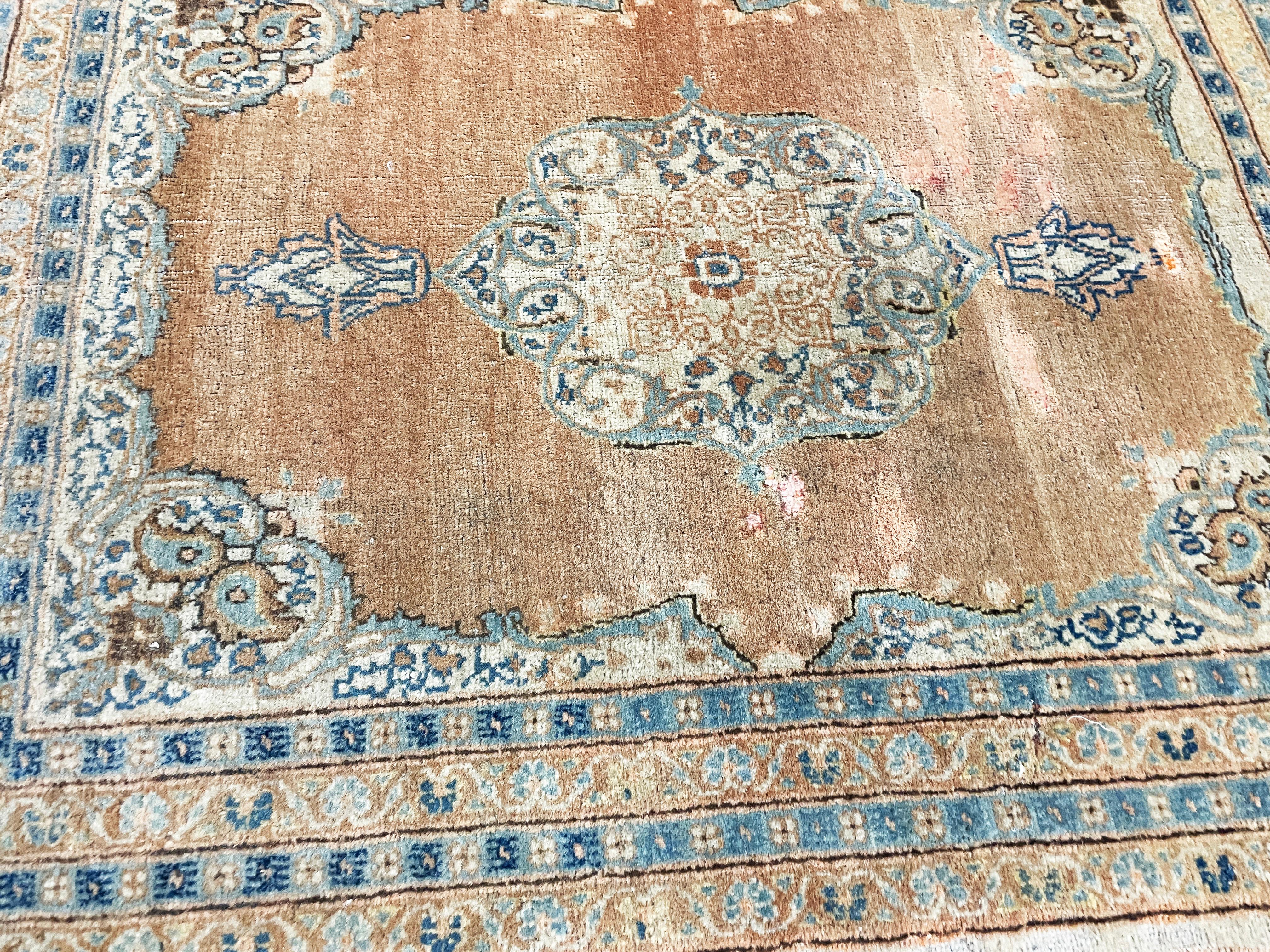 
Lasciati conquistare dallo splendore del tappeto Tabriz Hajji Jalili, un vero e proprio gioiello della corona nel mondo dei tappeti persiani, risalente all'illustre epoca del 1880. Questo capolavoro vanta una trama finissima ed è impreziosito dal