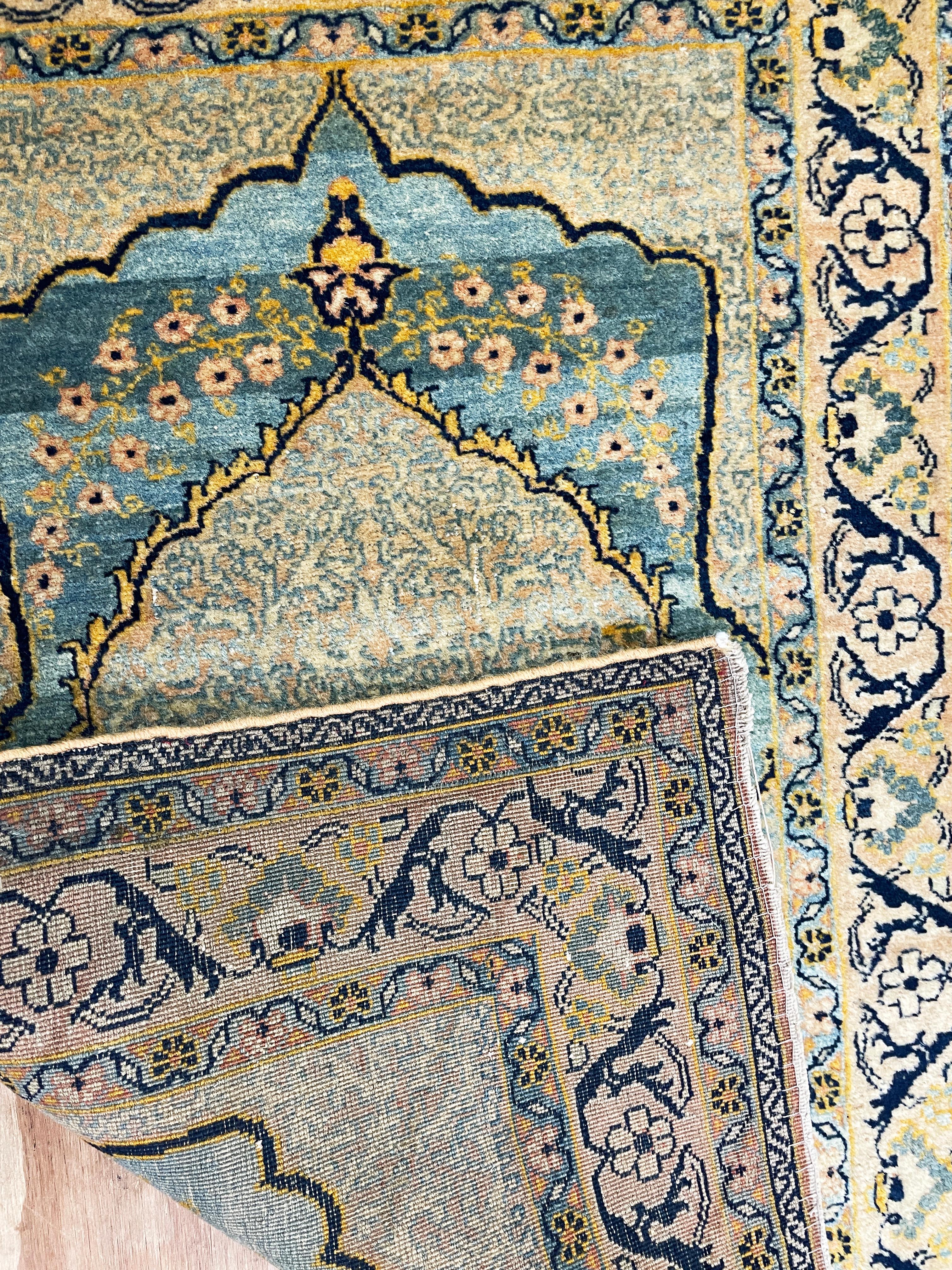 
Lassen Sie sich von der Pracht des antiken persischen Täbris Hajji Jalili-Teppichs im Format 22