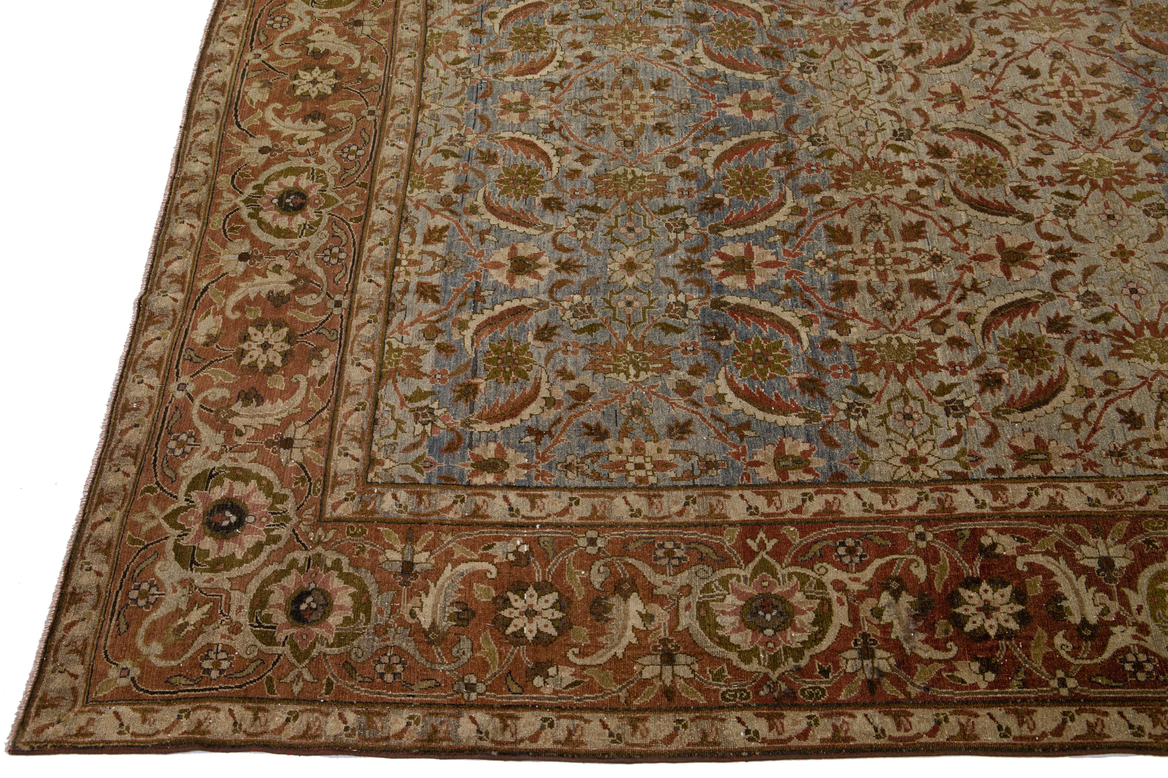 Noué à la main Ancien tapis persan de Tabriz en laine brun clair à motifs floraux, fait à la main en vente