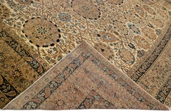 Antiker persischer handgefertigter Oversize-Wollteppich mit Allover-Motiv aus Täbris in Beige