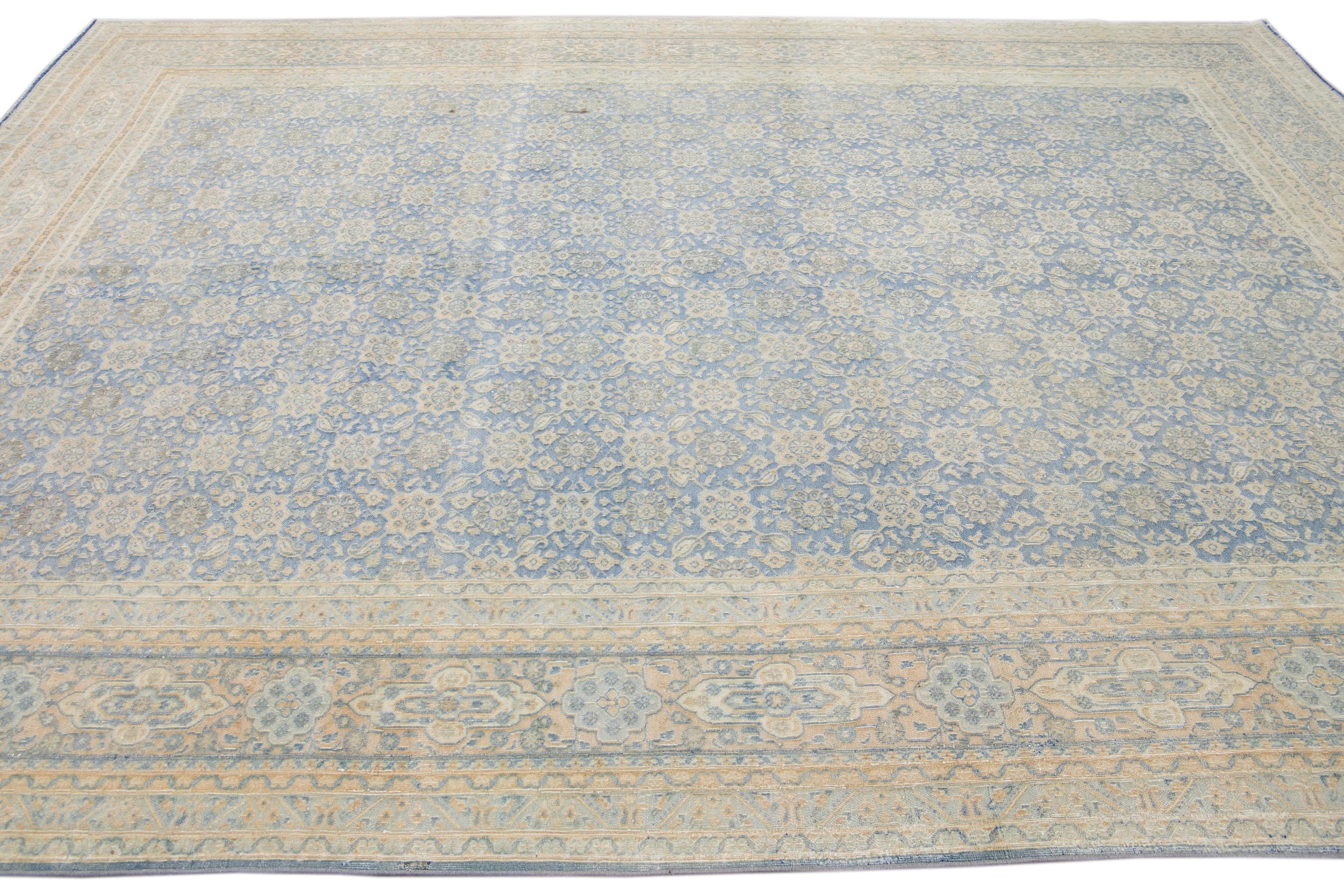 Noué à la main Tapis persan ancien de Tabriz en laine bleue à motifs floraux fait à la main en vente