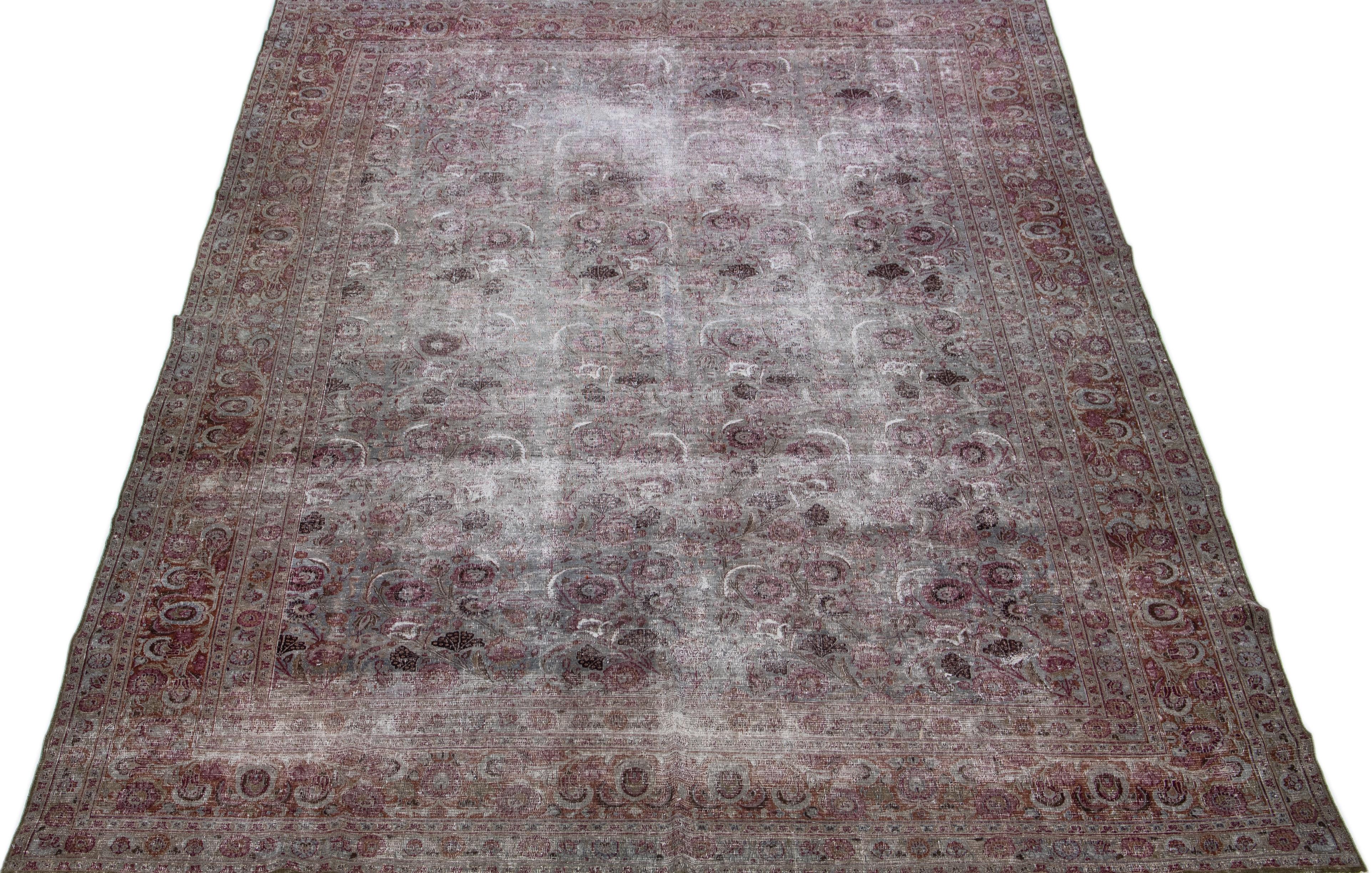 Schöne antike persische notleidende Tabriz handgeknüpften Wollteppich mit einem grauen Farbfeld. Dieses Stück hat einen verrosteten Rahmen mit rosafarbenen Akzenten in einem wunderschönen floralen Allover-Design.

Dieser Teppich misst: 9'11' x
