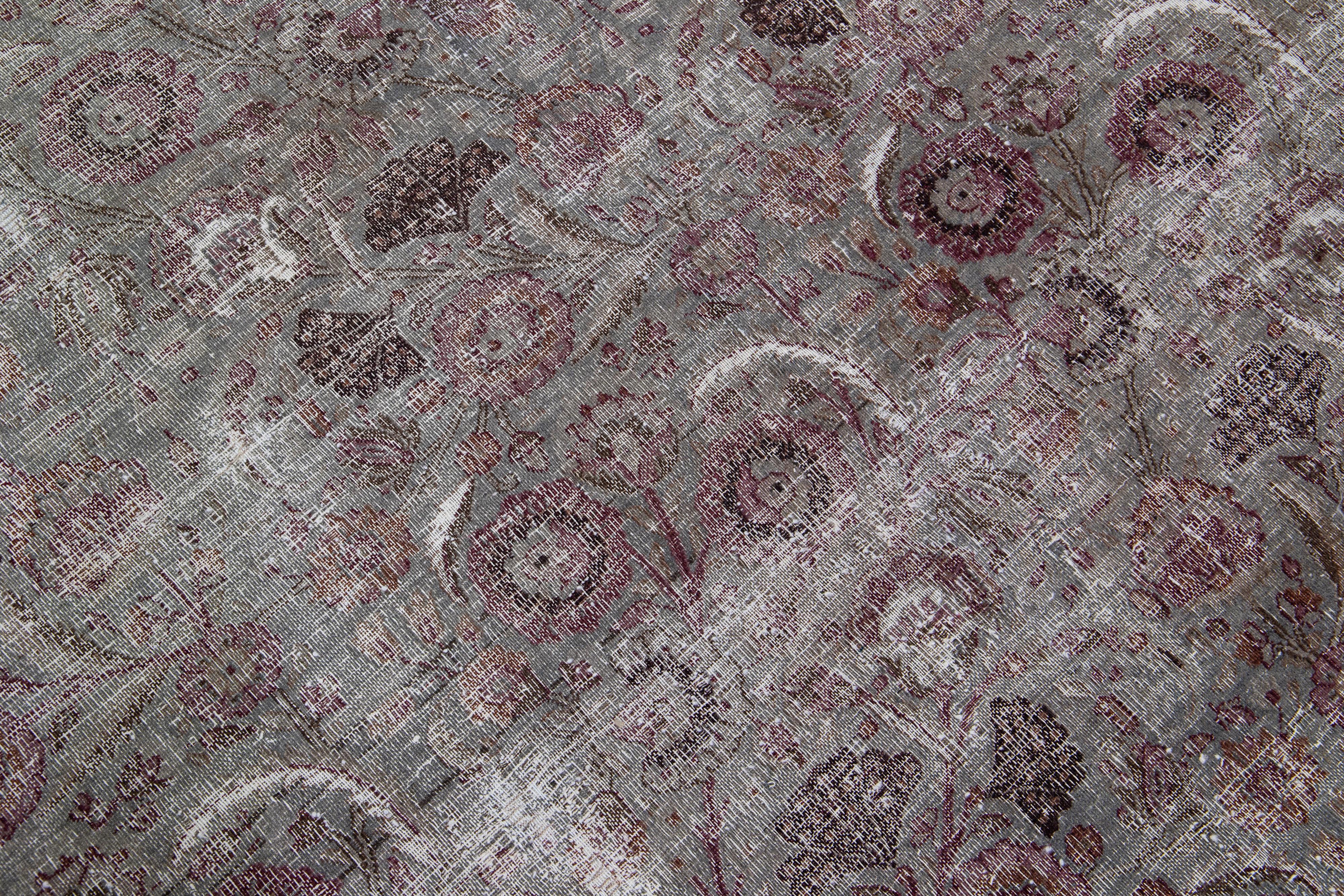 Antiker persischer Täbris-Teppich aus grauer Wolle mit Allover-Design im Zustand „Starke Gebrauchsspuren“ im Angebot in Norwalk, CT